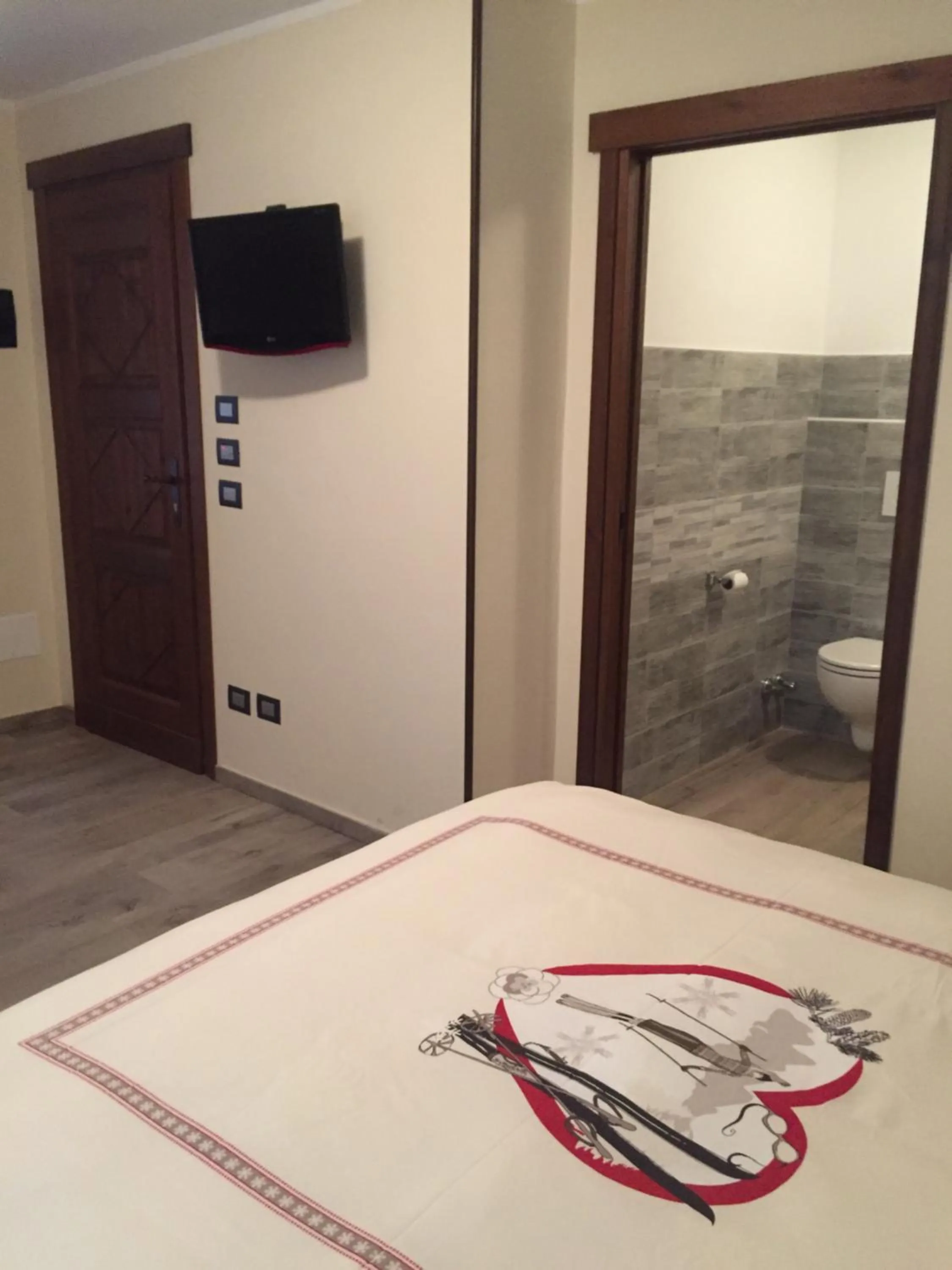 Photo of the whole room in La Boule de Neige