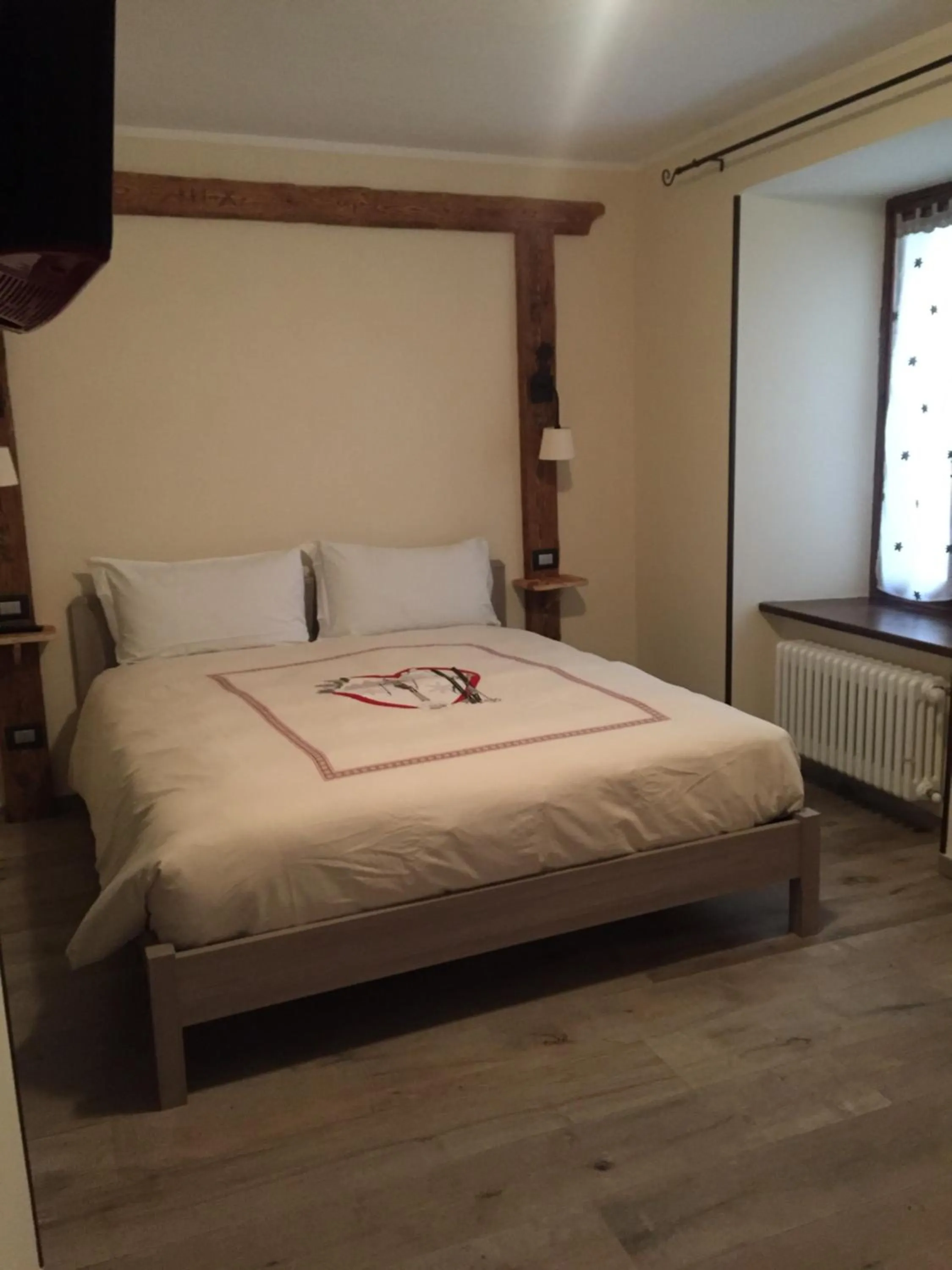 Photo of the whole room, Bed in La Boule de Neige