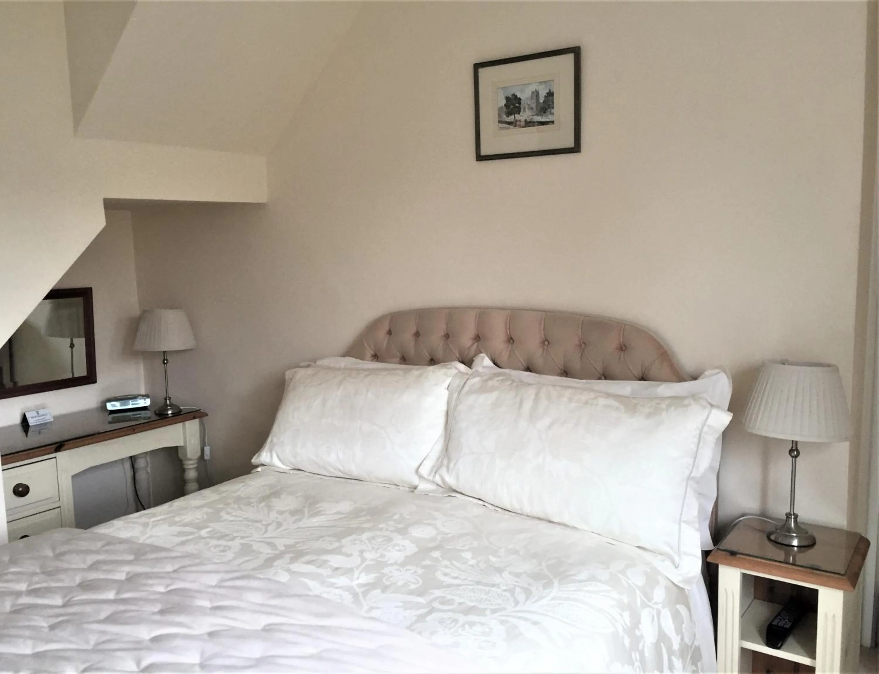 Bedroom, Bed in Coombe House