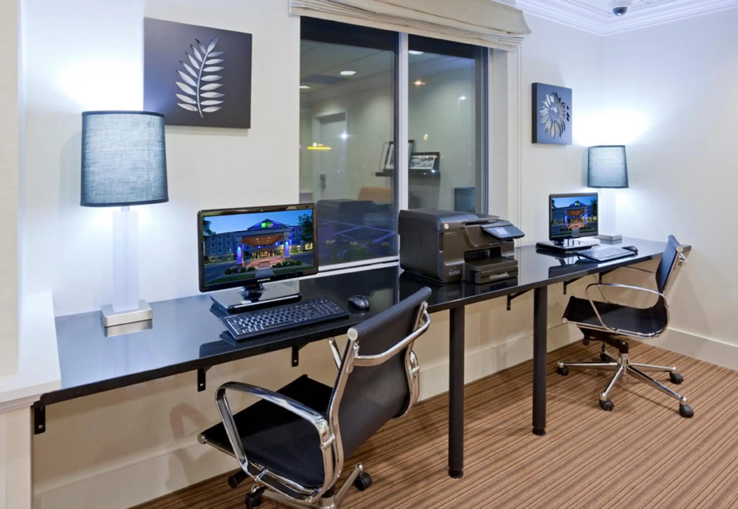 Holiday Inn Express Hotel & Suites Rogers by IHG Holiday Inn Express Hotel & Suites Rogers by IHG