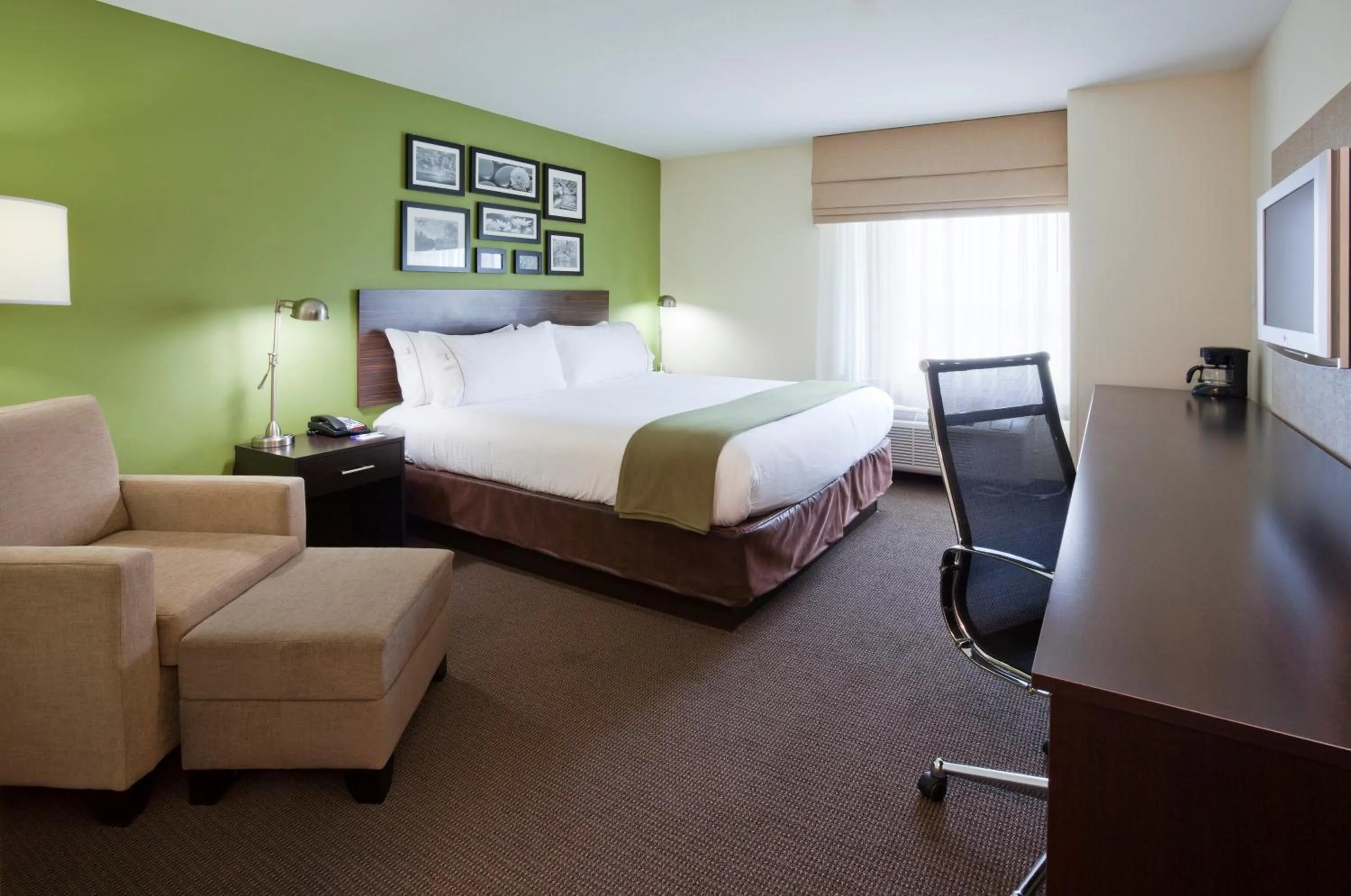 Photo of the whole room, Bed in Holiday Inn Express Hotel & Suites Rogers by IHG