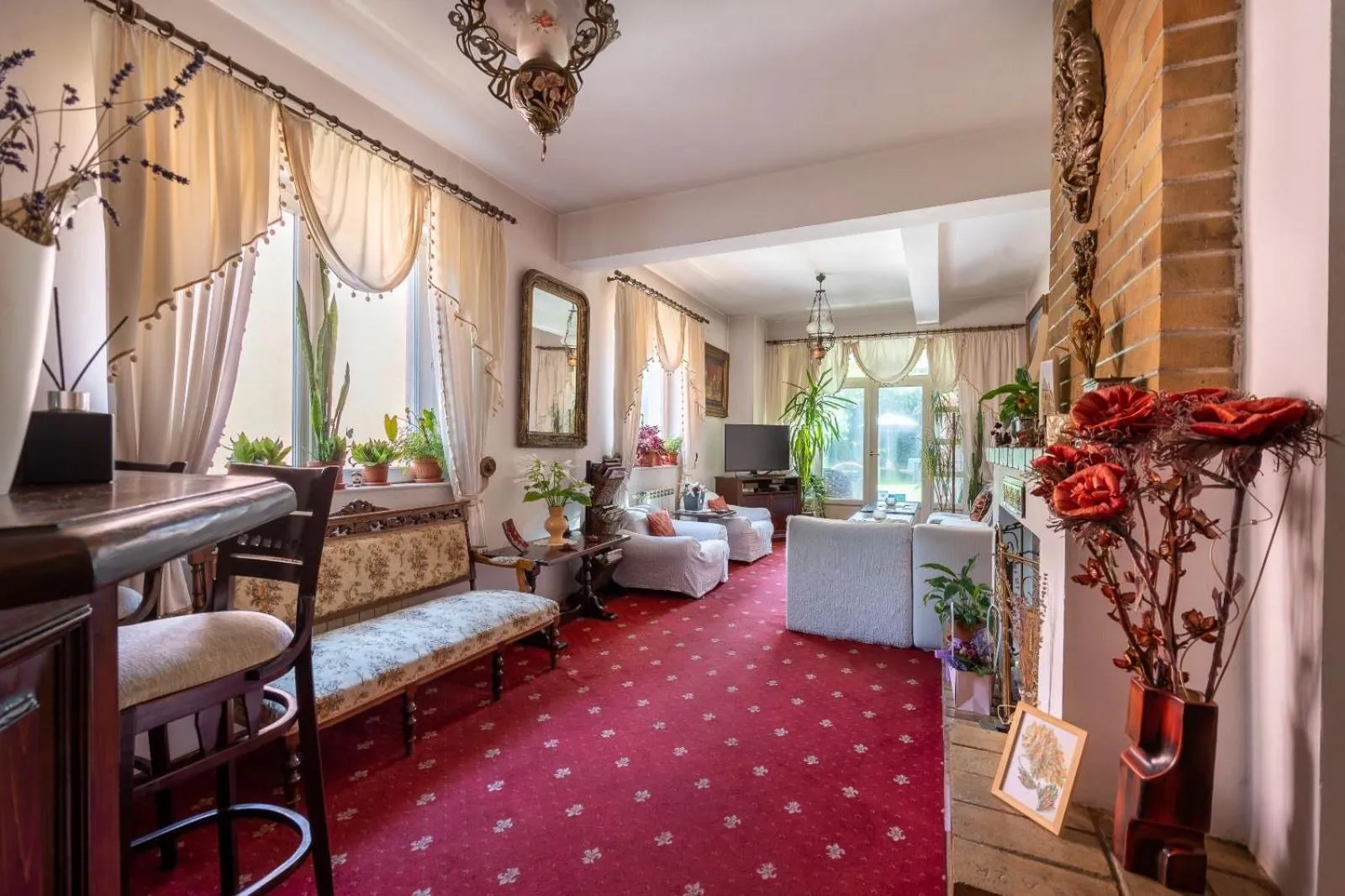 Communal lounge/ TV room in Villa-Hotel Escala