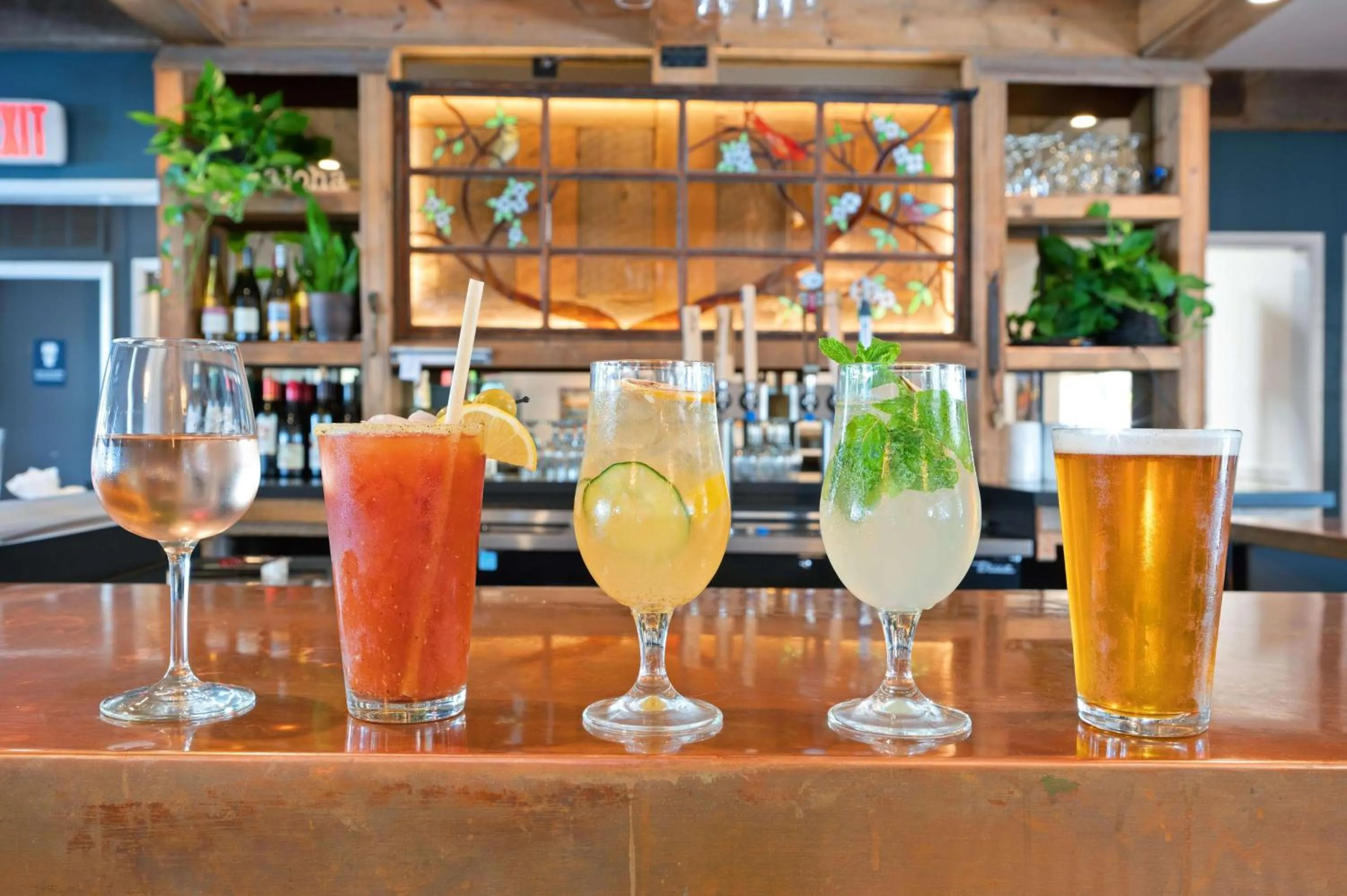 Lounge or bar in Best Western Plus Santa Barbara