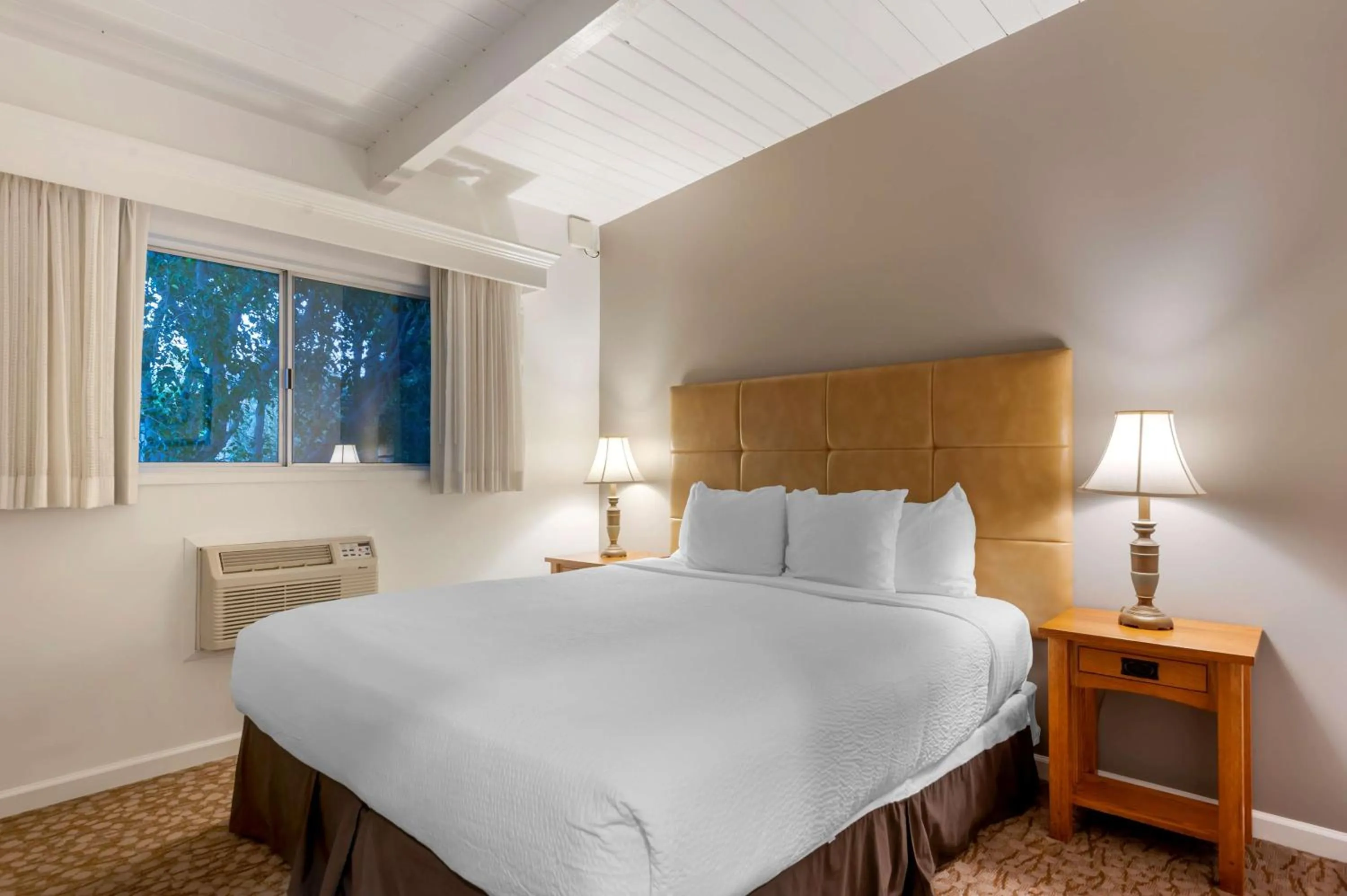 Photo of the whole room, Bed in Best Western Plus Santa Barbara