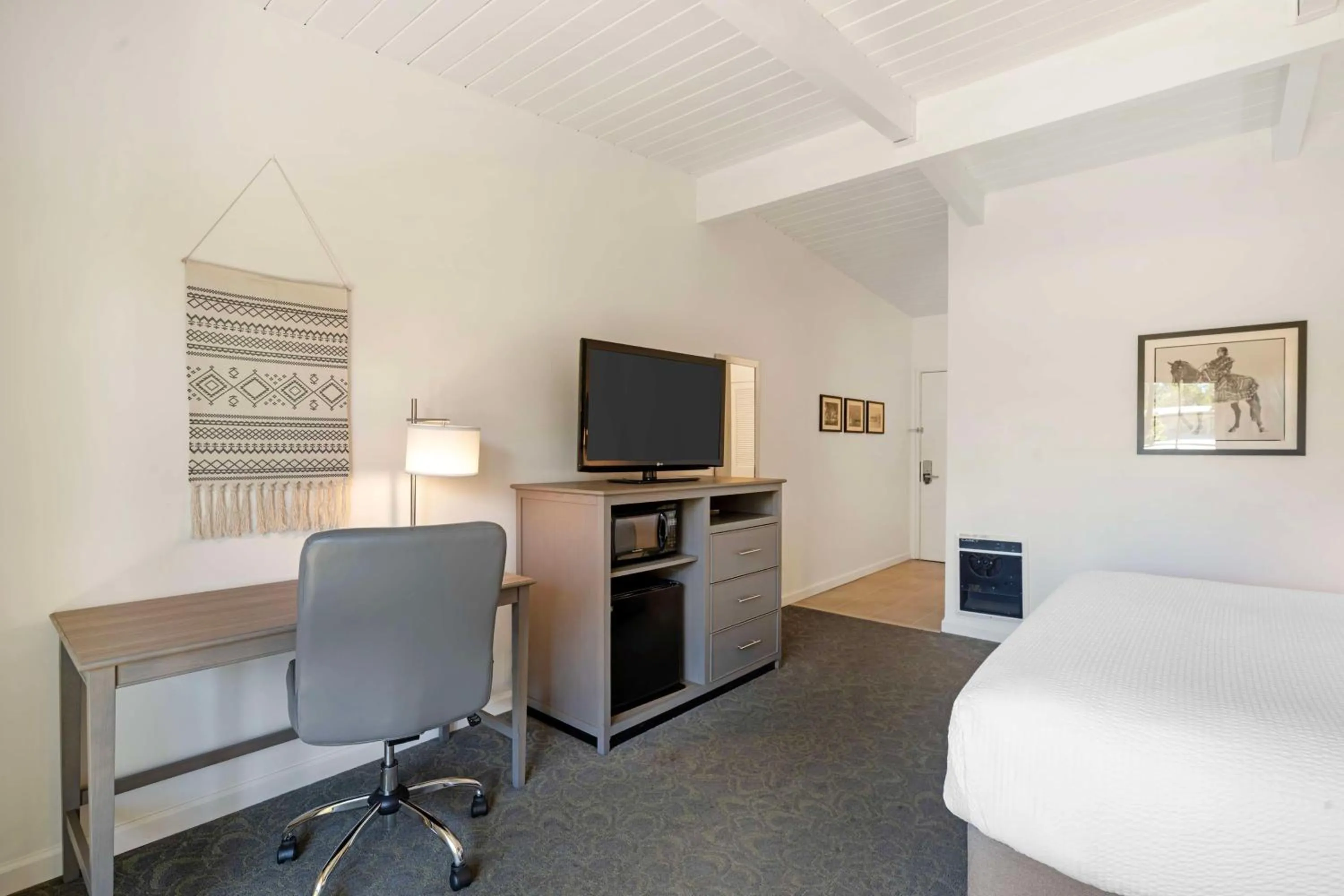 Bedroom in Best Western Plus Santa Barbara