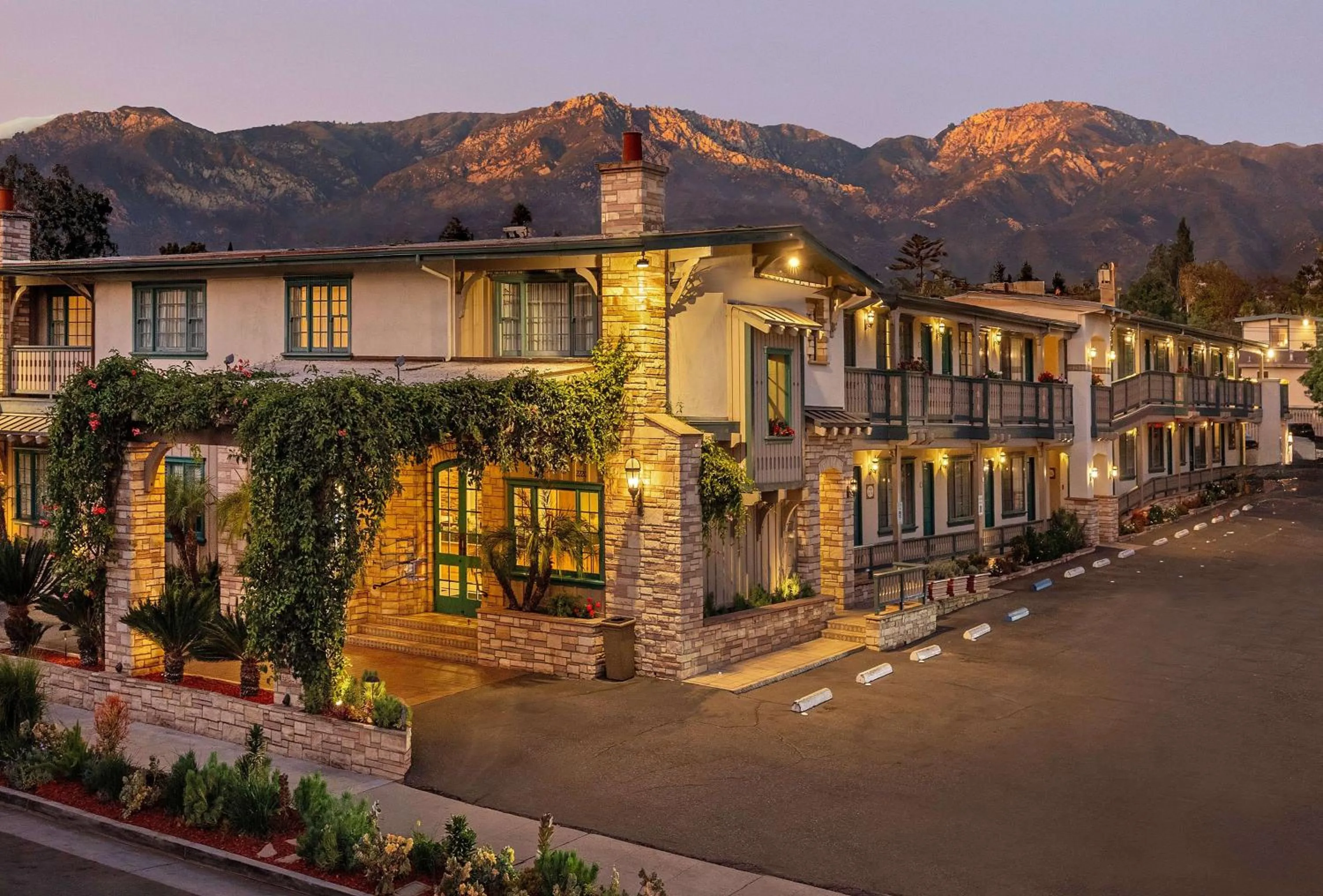 Property building in Best Western Plus Santa Barbara