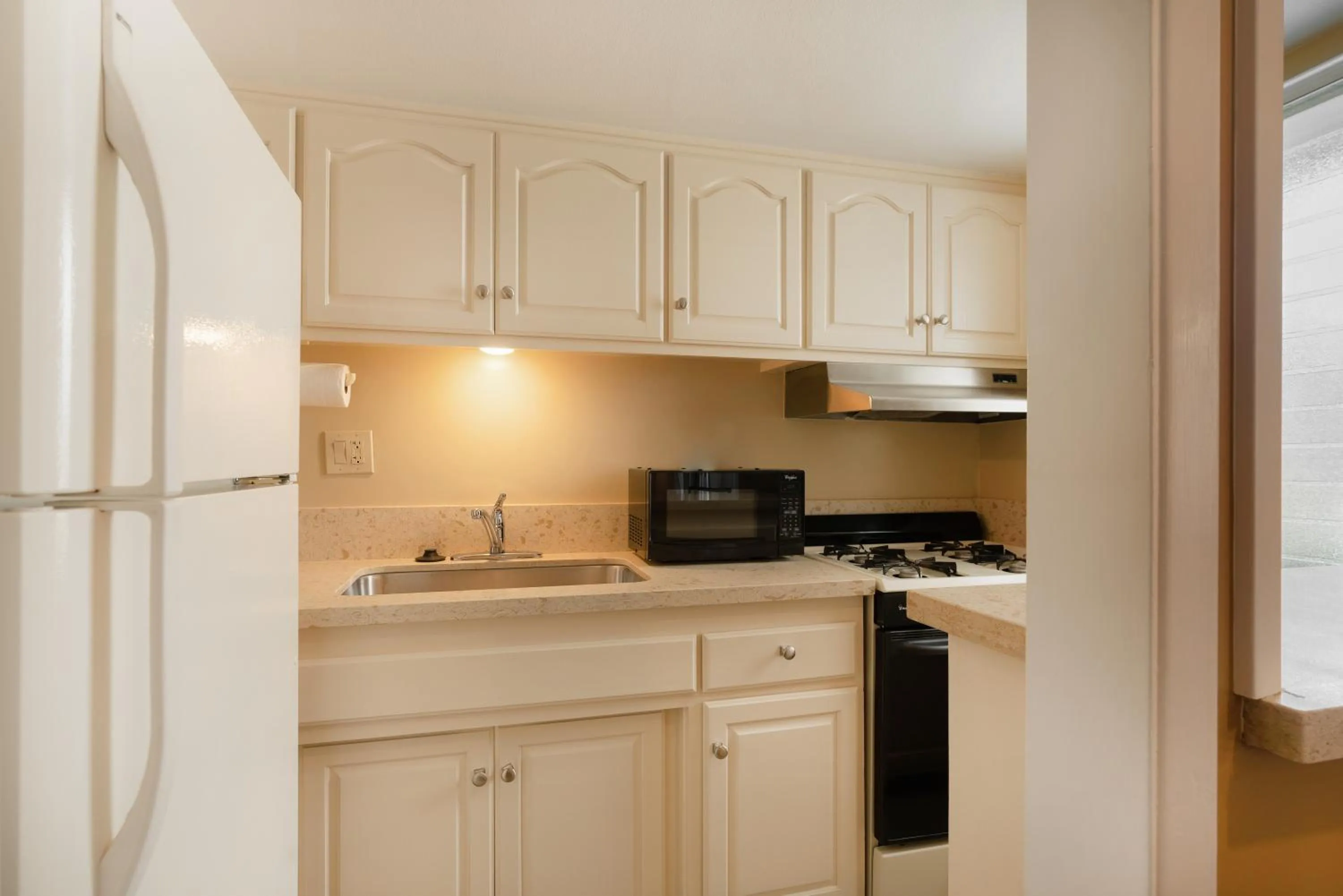 Kitchen or kitchenette in Best Western Plus Santa Barbara