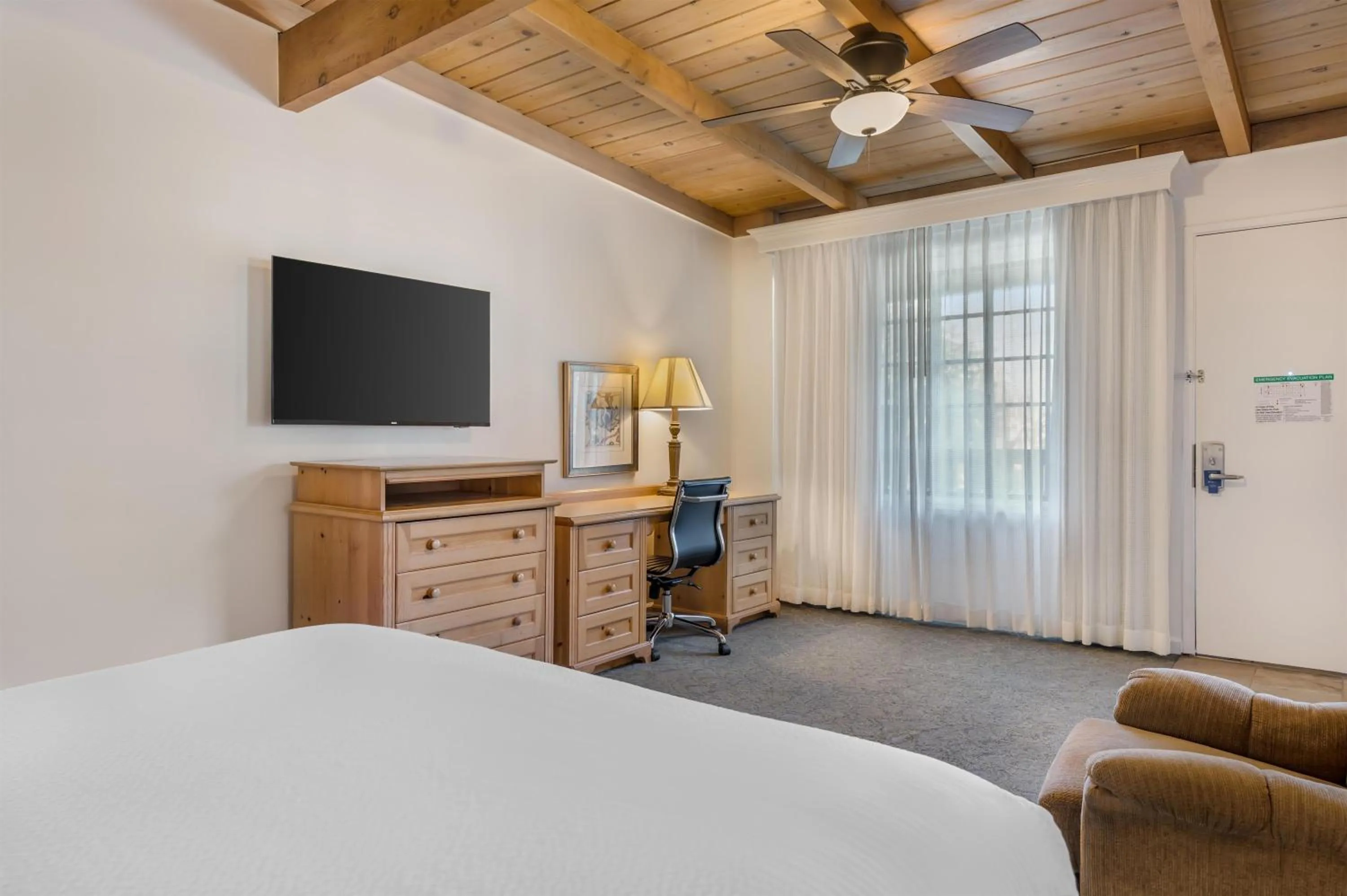 Bedroom, Bed in Best Western Plus Santa Barbara