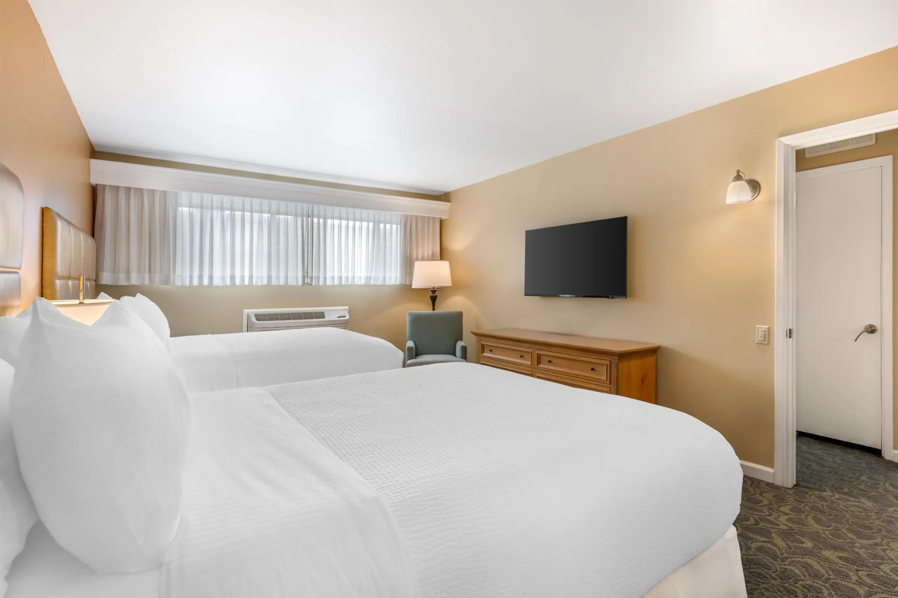 Bedroom, Bed in Best Western Plus Santa Barbara