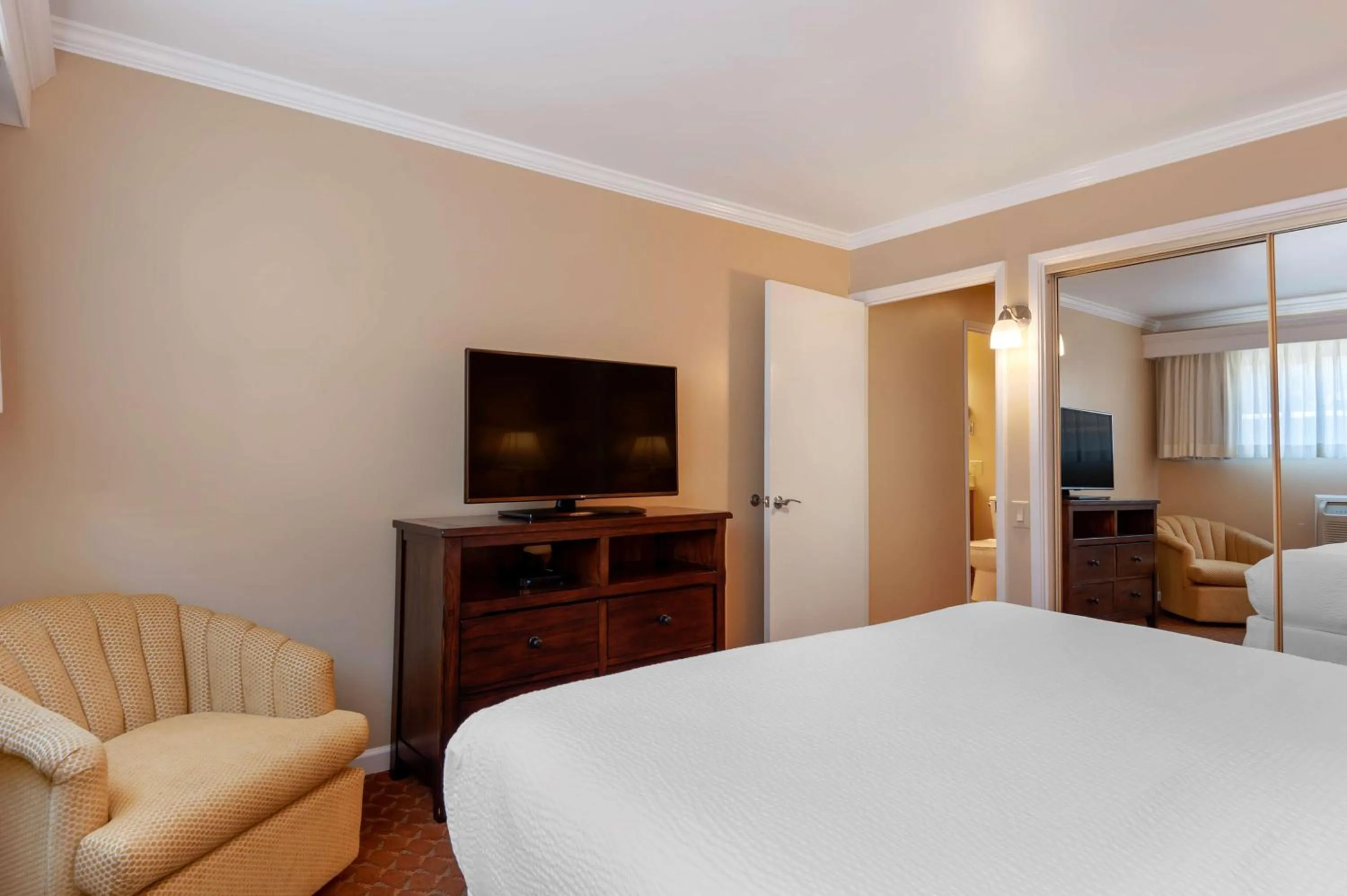 Photo of the whole room, Bed in Best Western Plus Santa Barbara