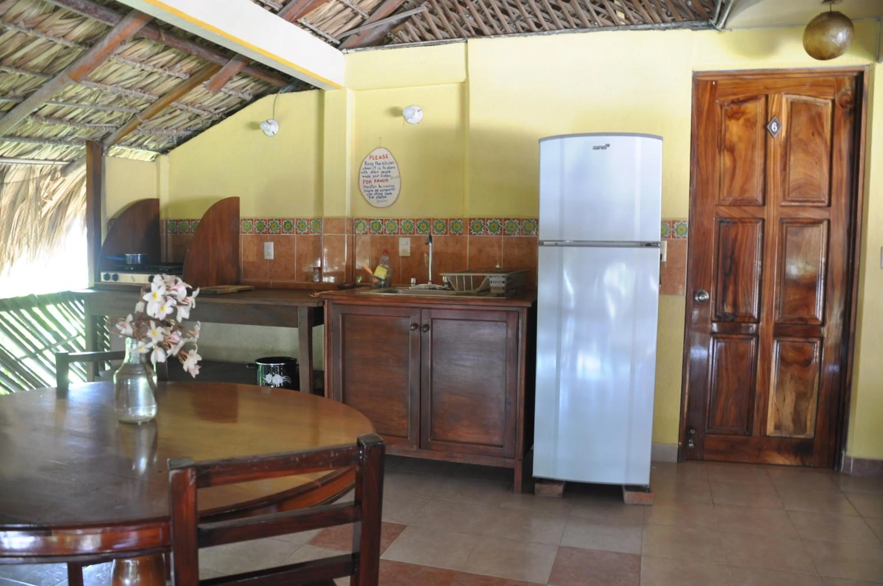 Kitchen or kitchenette in Ananda Guest House Yoga & Meditación