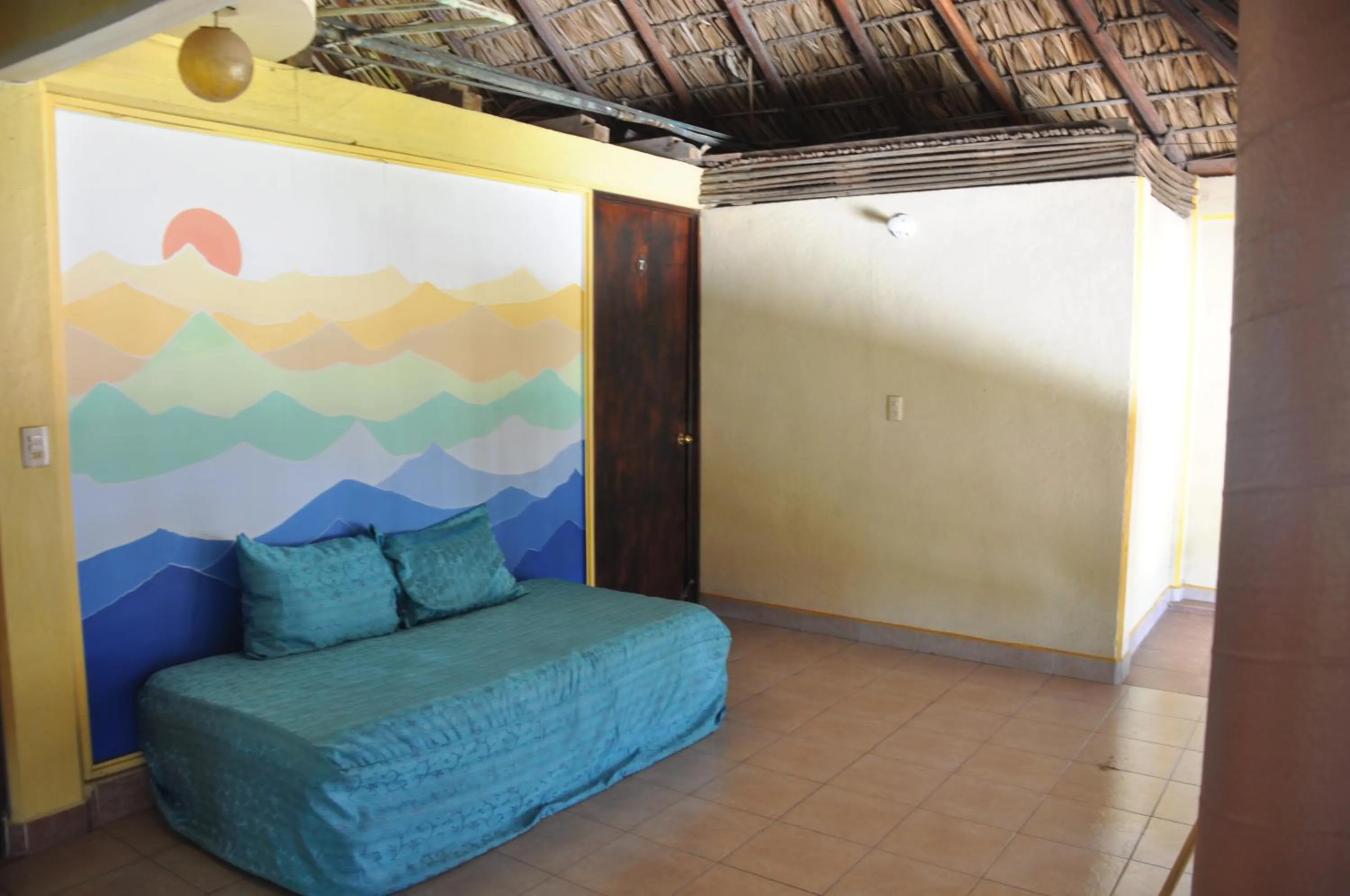 Kitchen or kitchenette, Bed in Ananda Guest House Yoga & Meditación