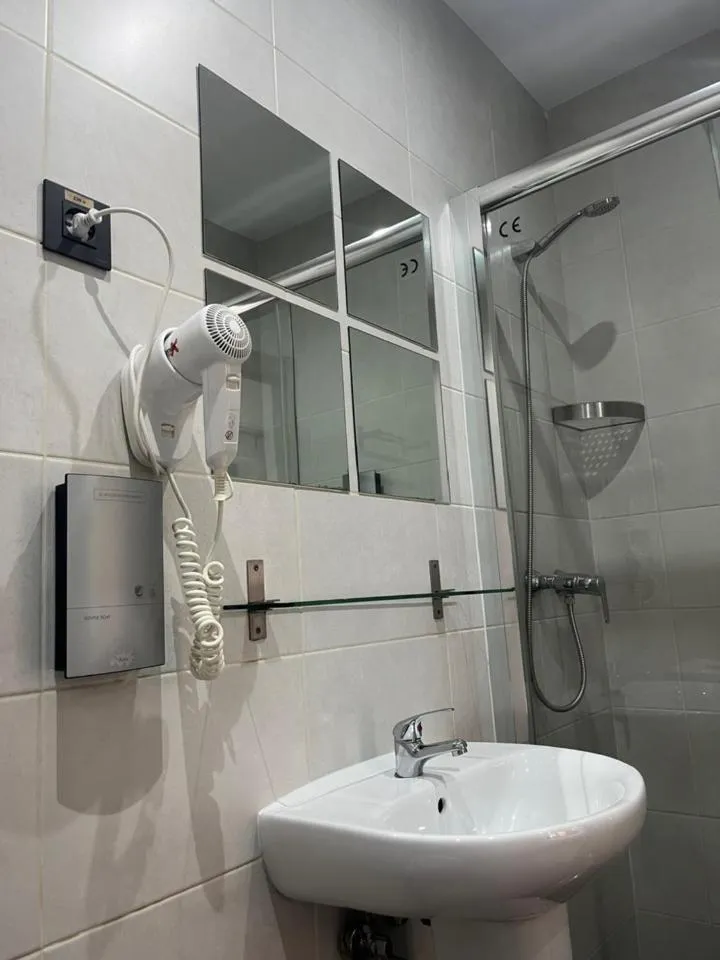 Shower in Hostal Abril Madrid