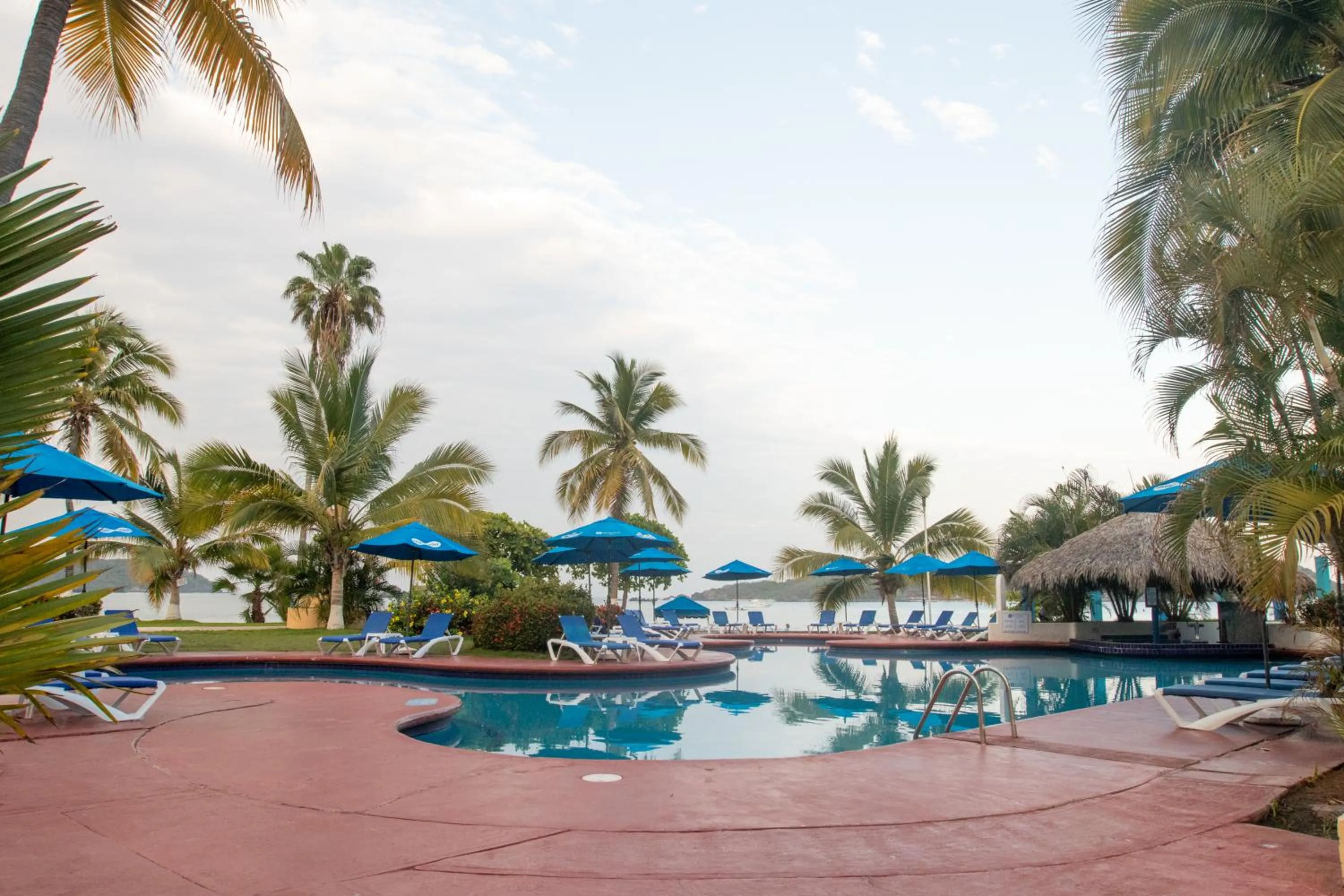 Swimming pool in Qualton Club Ixtapa All Inclusive