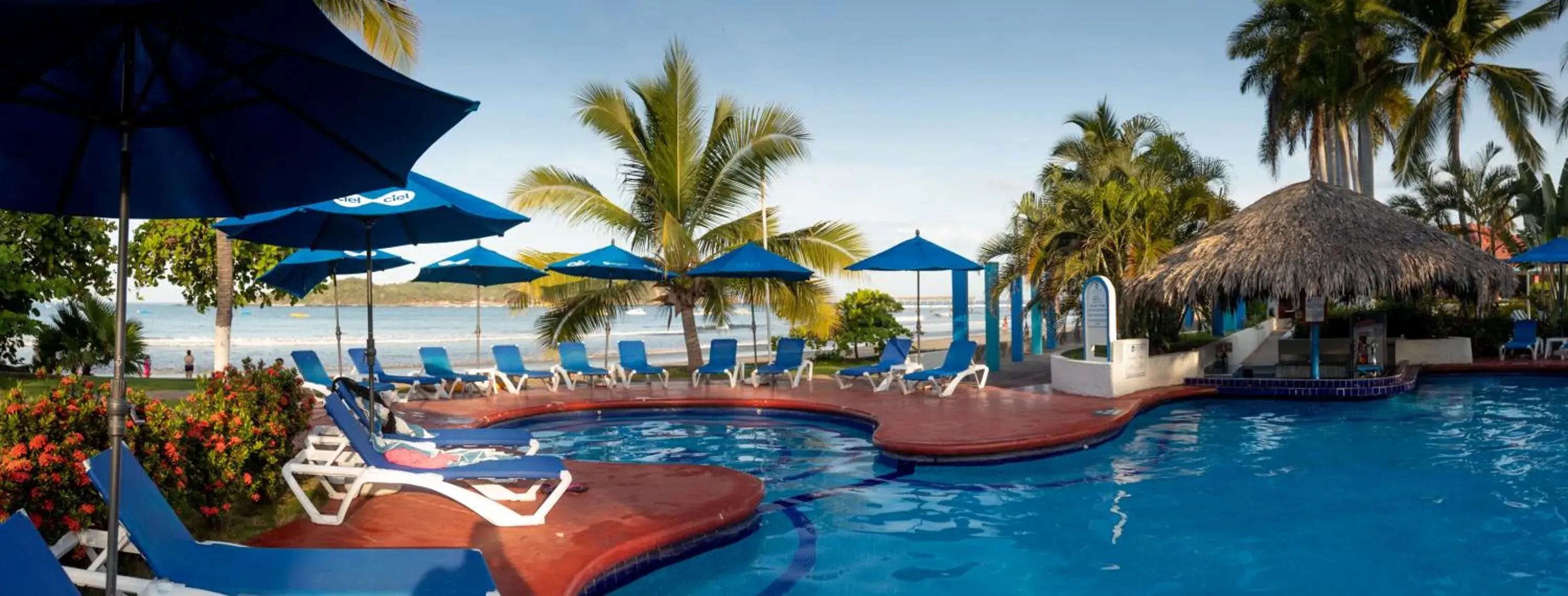 Swimming pool in Qualton Club Ixtapa All Inclusive Swimming pool in Qualton Club Ixtapa All Inclusive