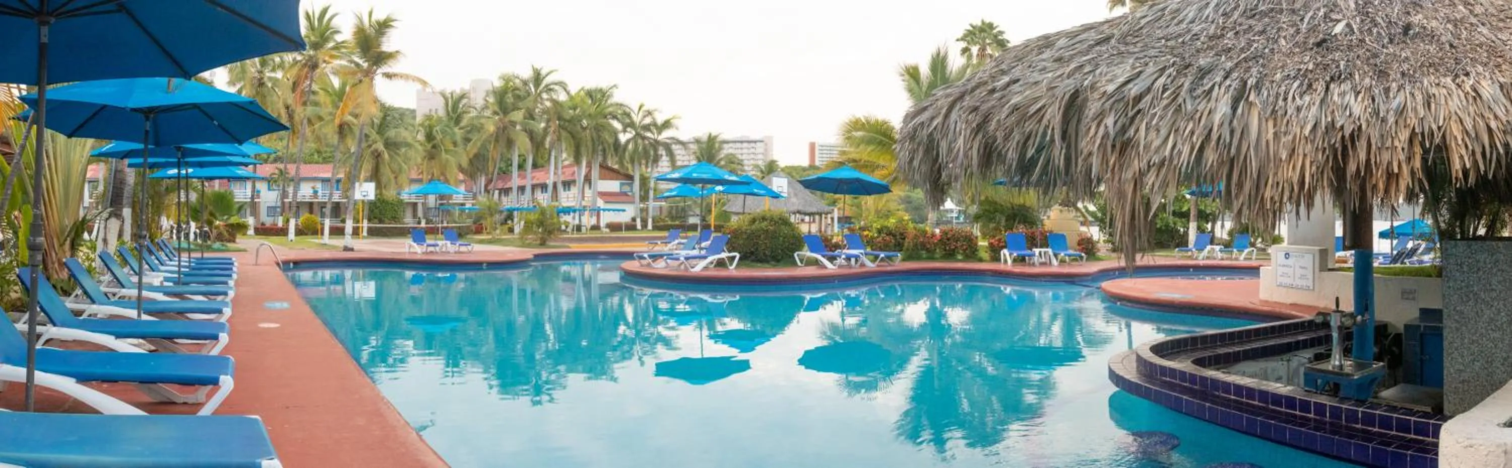 Swimming pool in Qualton Club Ixtapa All Inclusive