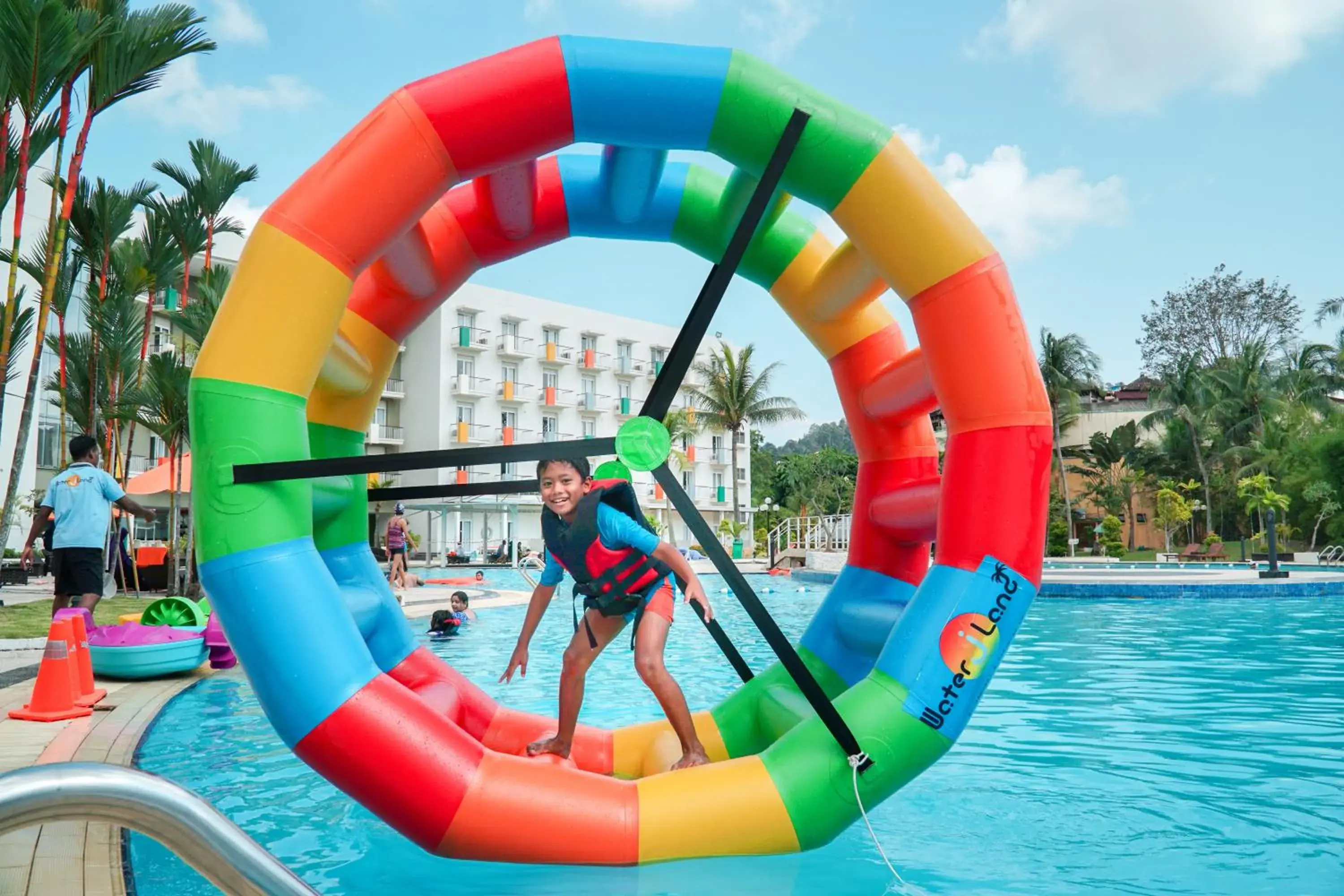 Swimming pool in HARRIS Resort Batam Waterfront Swimming pool in HARRIS Resort Batam Waterfront