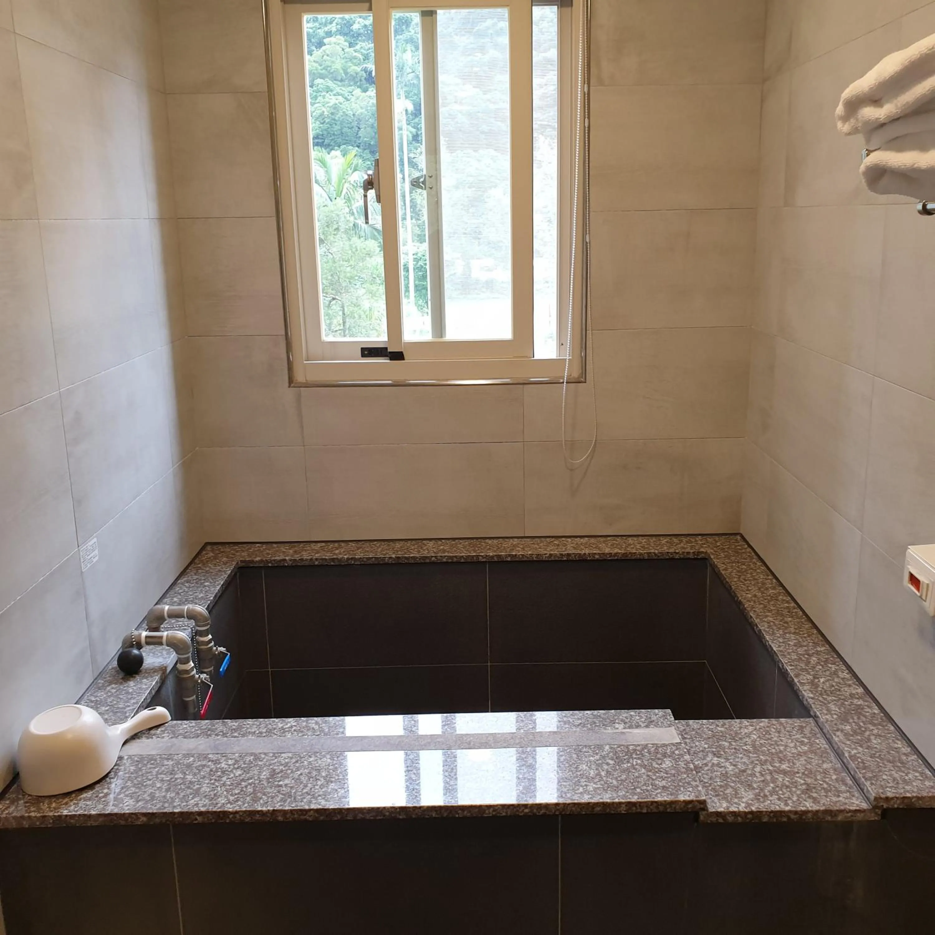 Bath in Slow Wow Hot Spring Hotel