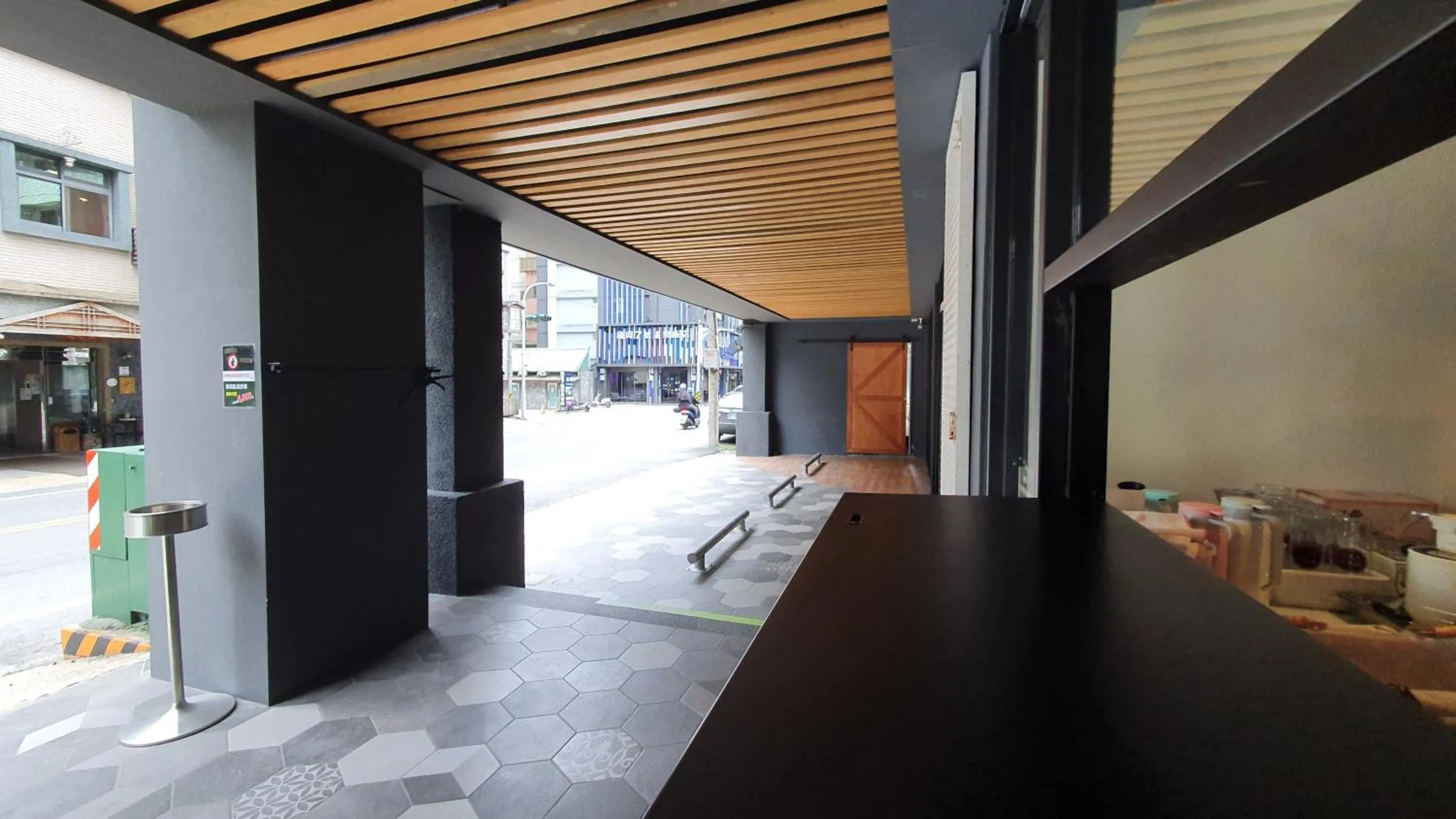 Facade/entrance, Bed in Slow Wow Hot Spring Hotel