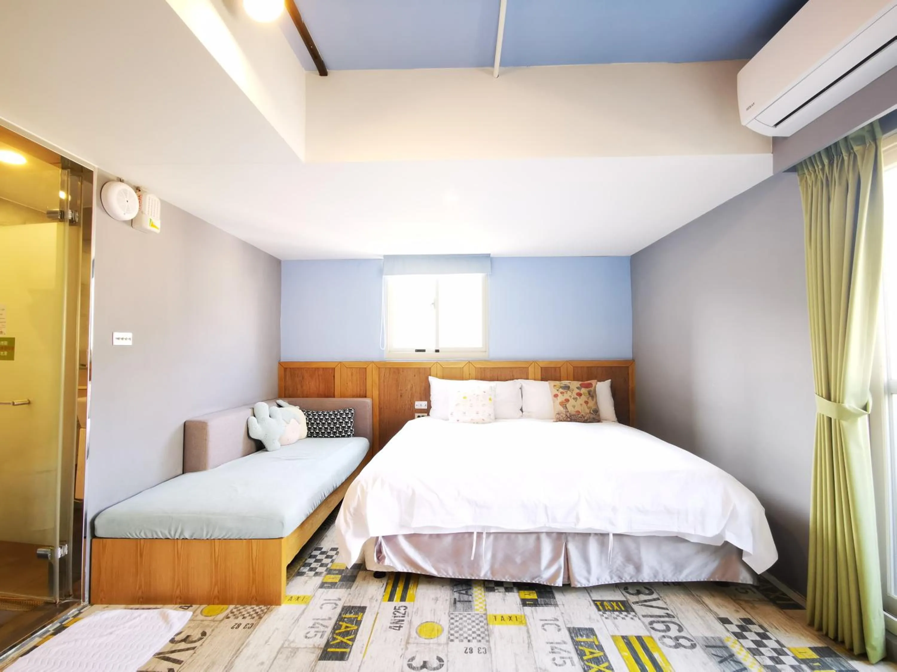 Bedroom, Bed in Slow Wow Hot Spring Hotel