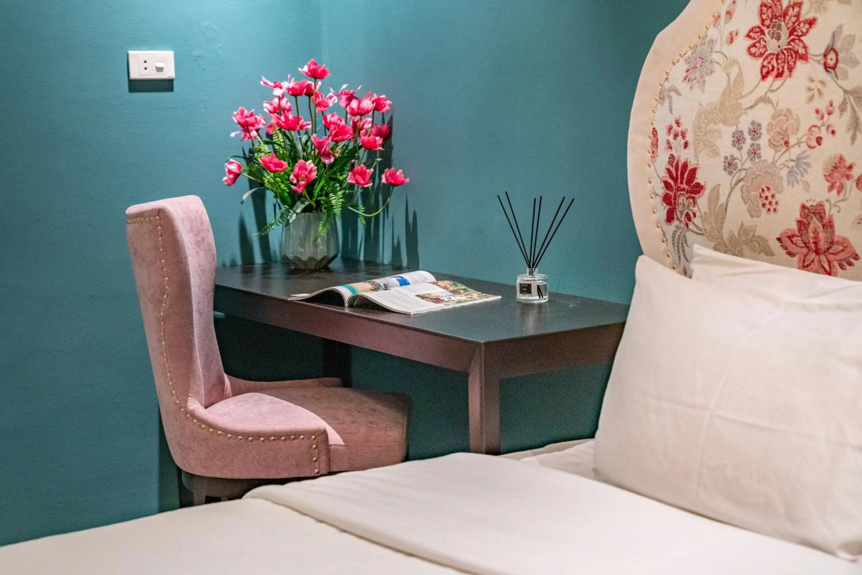 Seating area, Bed in Hanoi Morning Hotel