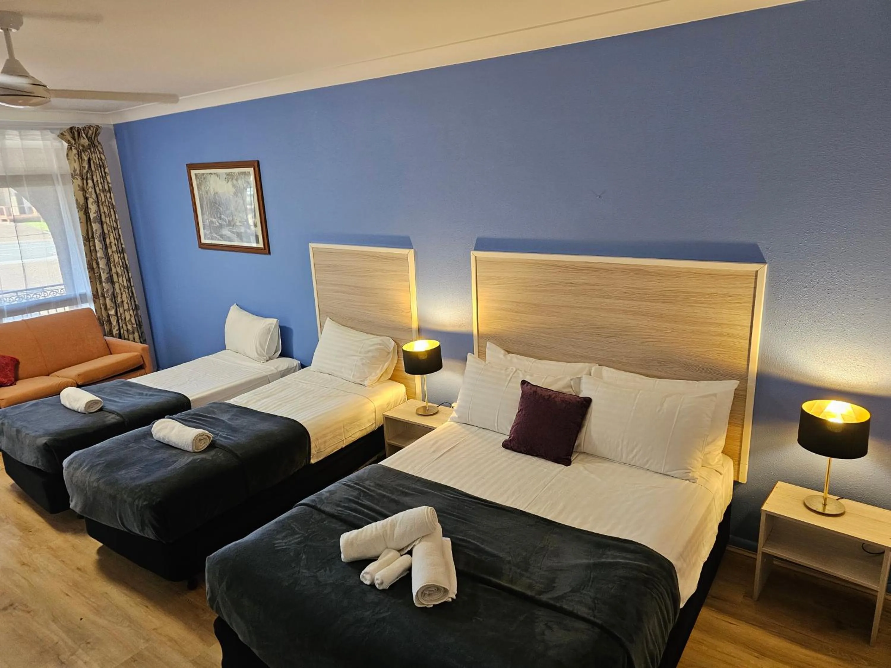 Bedroom, Bed in Cumberland Motor Inn