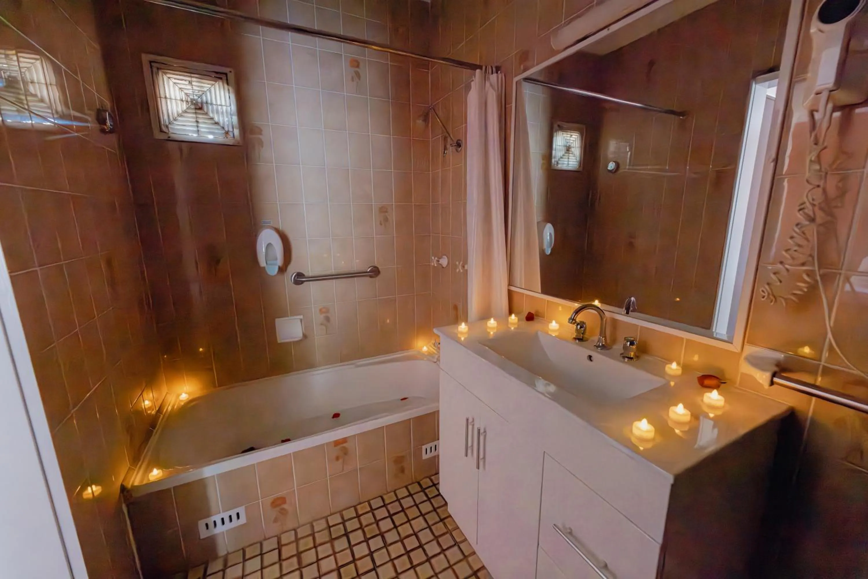 Bathroom in Cumberland Motor Inn