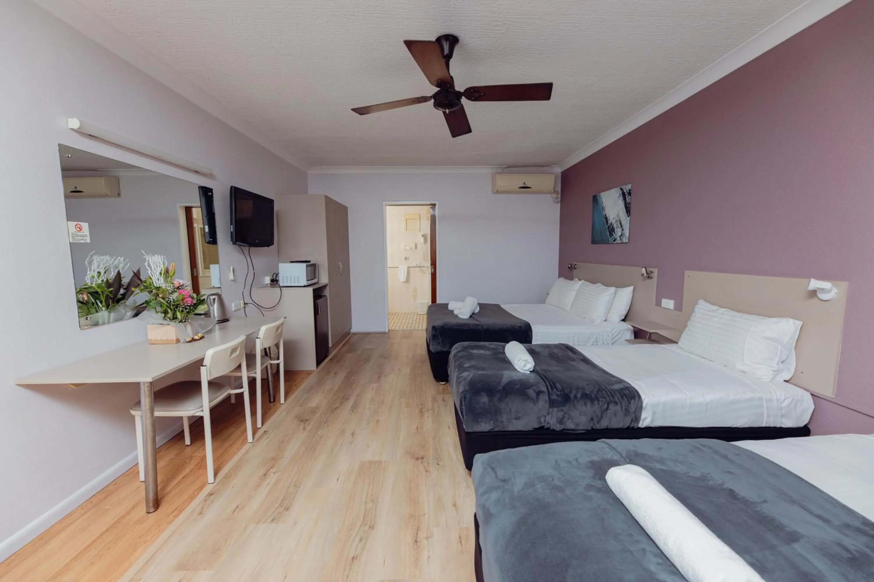 Bedroom, Bed in Cumberland Motor Inn