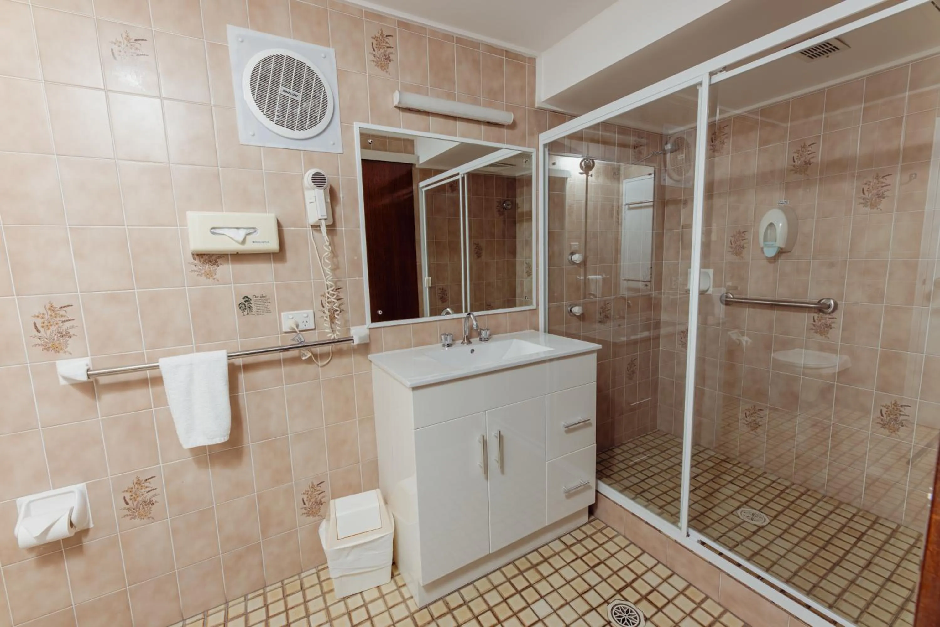 Shower in Cumberland Motor Inn