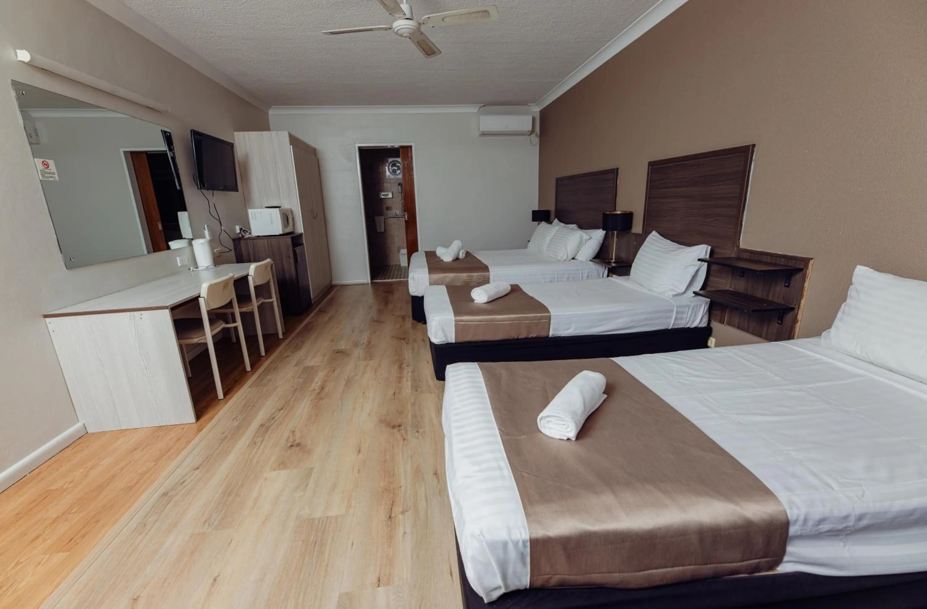 Bedroom, Bed in Cumberland Motor Inn