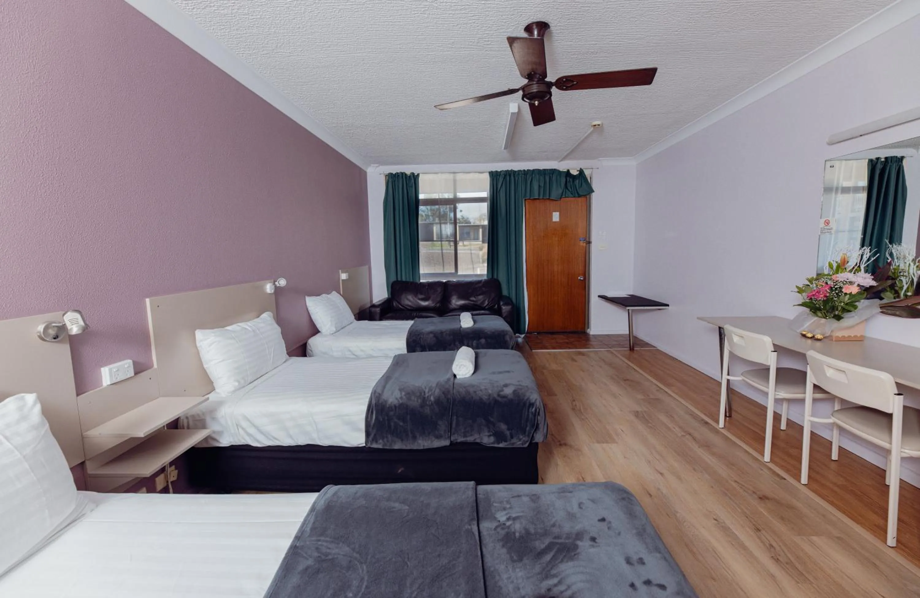 Bedroom, Bed in Cumberland Motor Inn