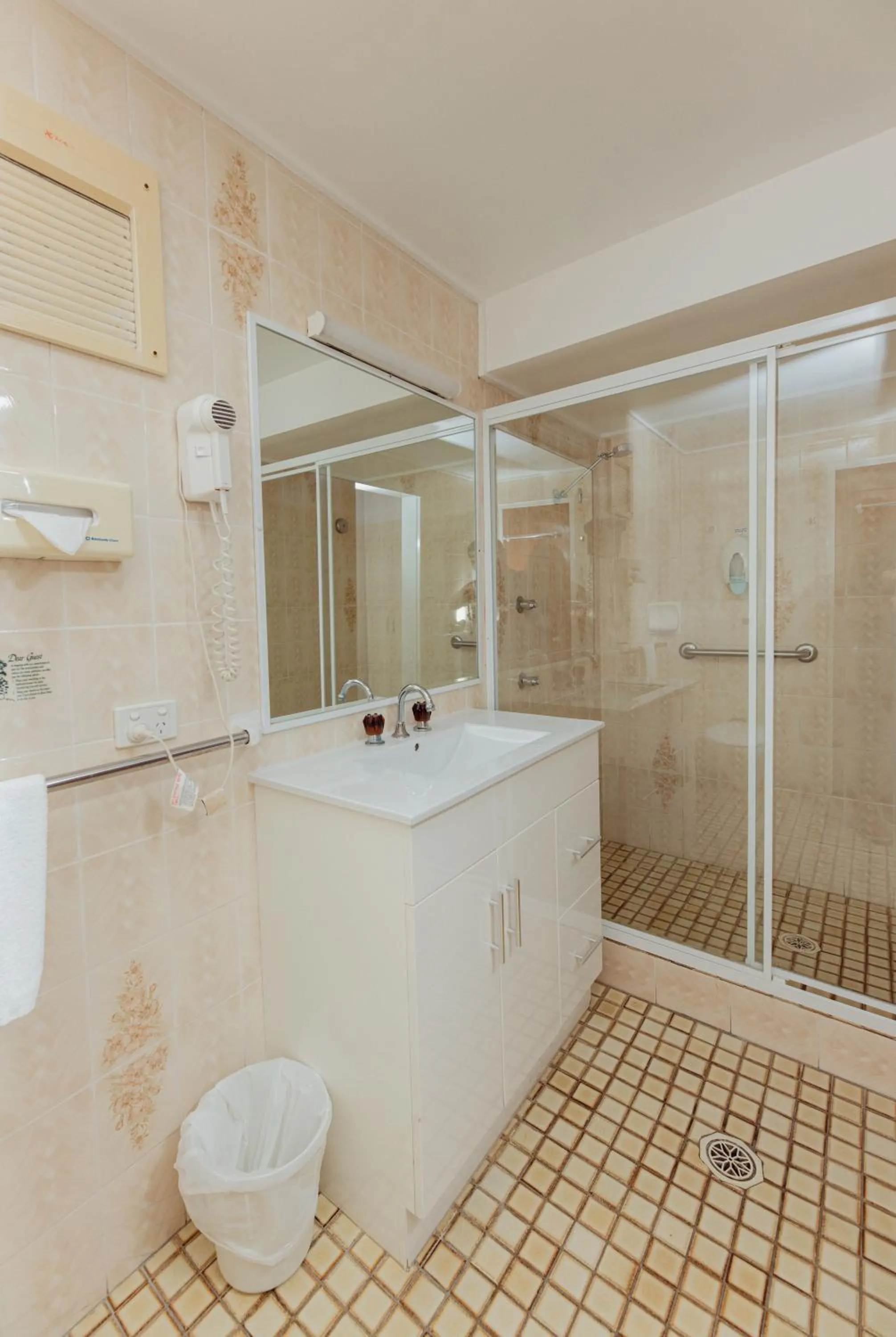 Shower in Cumberland Motor Inn