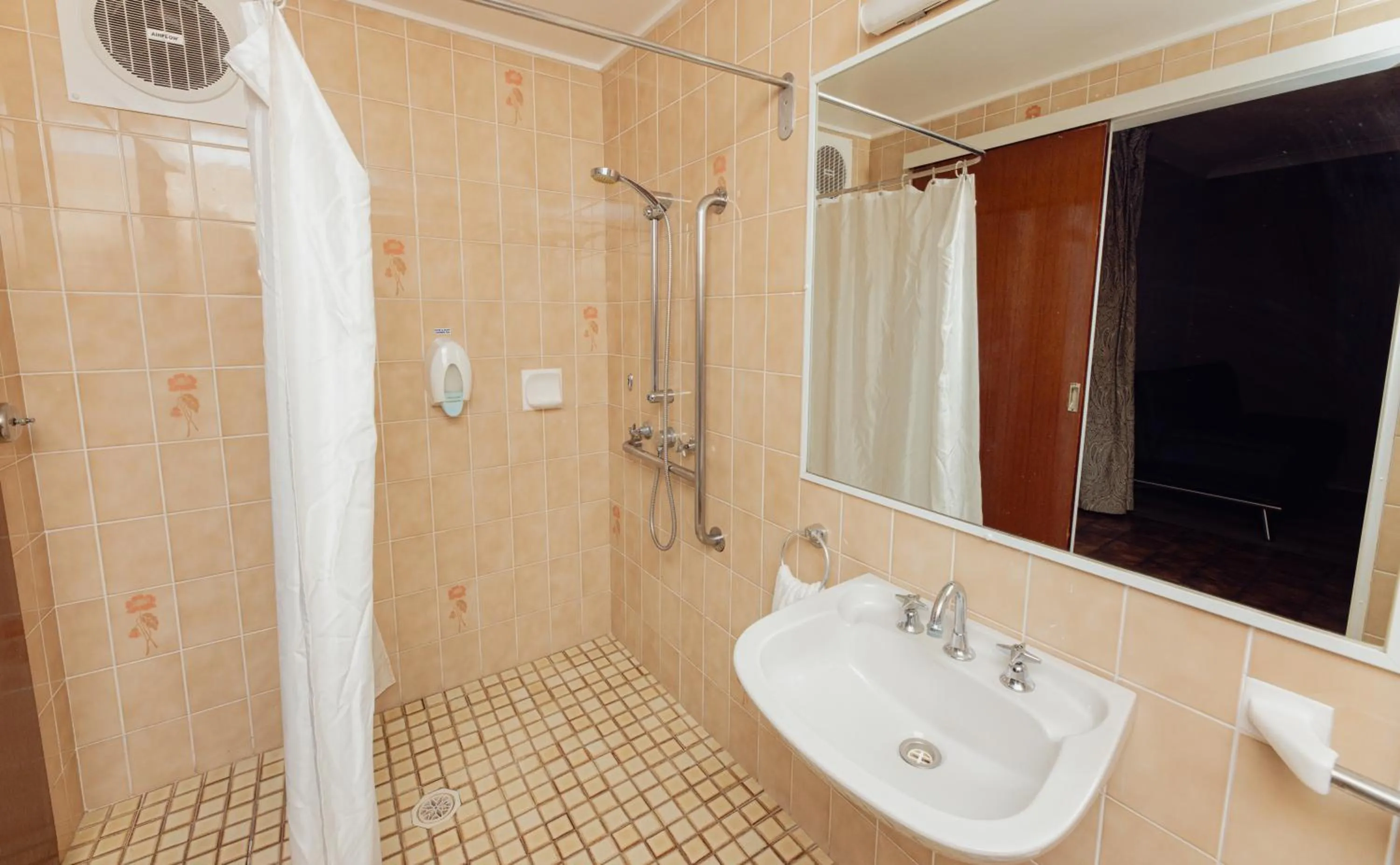 Facility for disabled guests in Cumberland Motor Inn