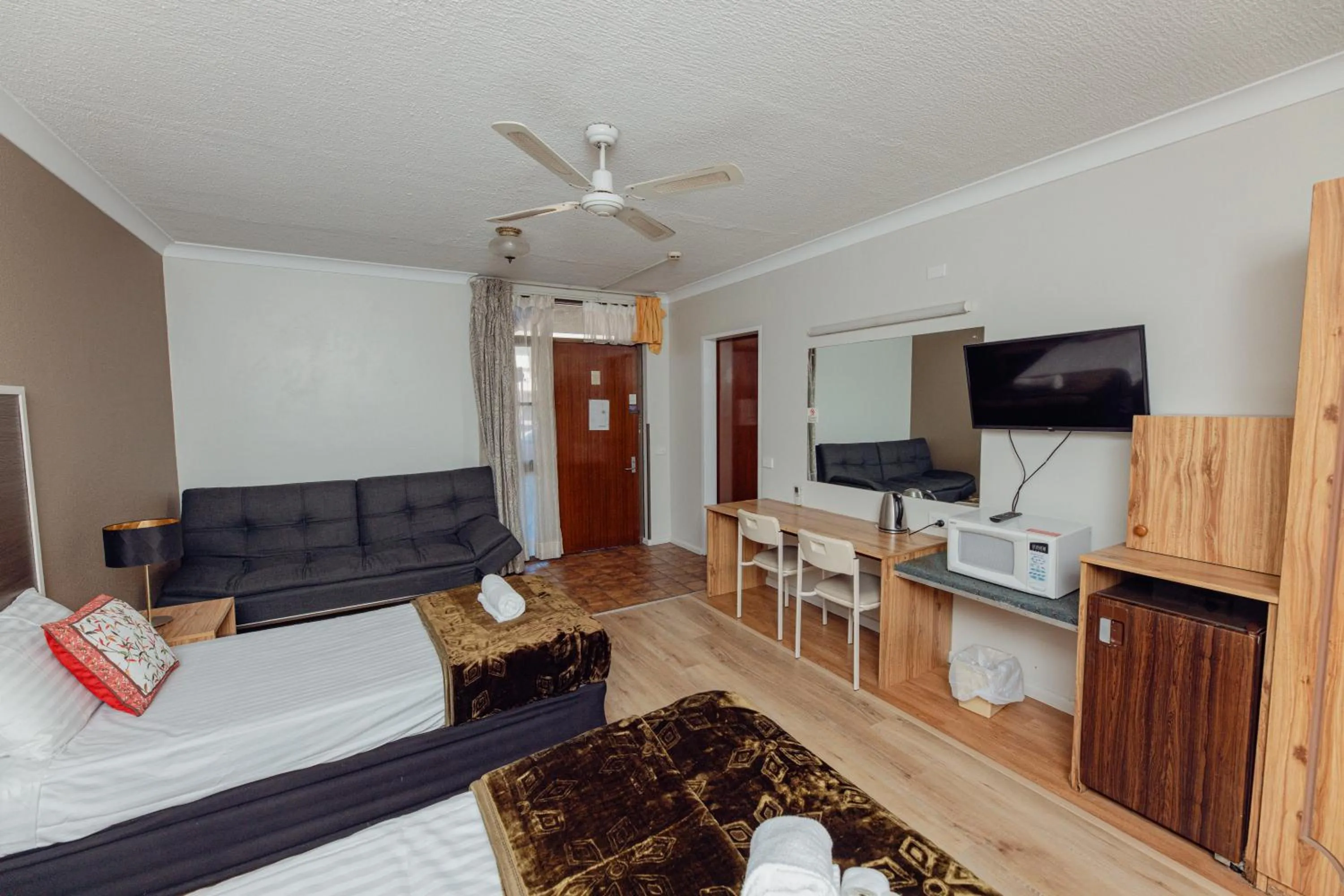 Bedroom, Bed in Cumberland Motor Inn