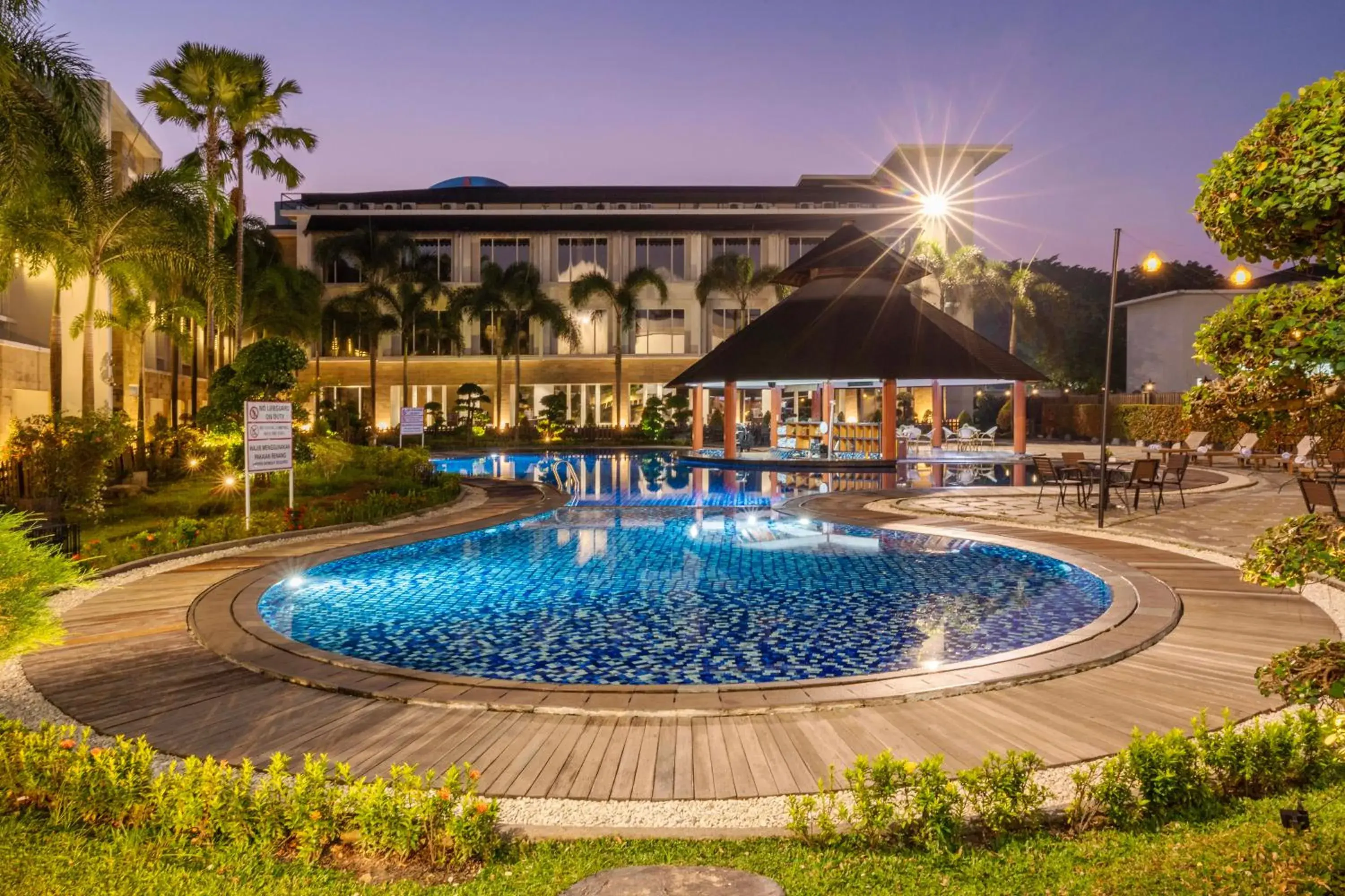 Swimming pool in Swiss-Belhotel Borneo Banjarmasin Swimming pool in Swiss-Belhotel Borneo Banjarmasin