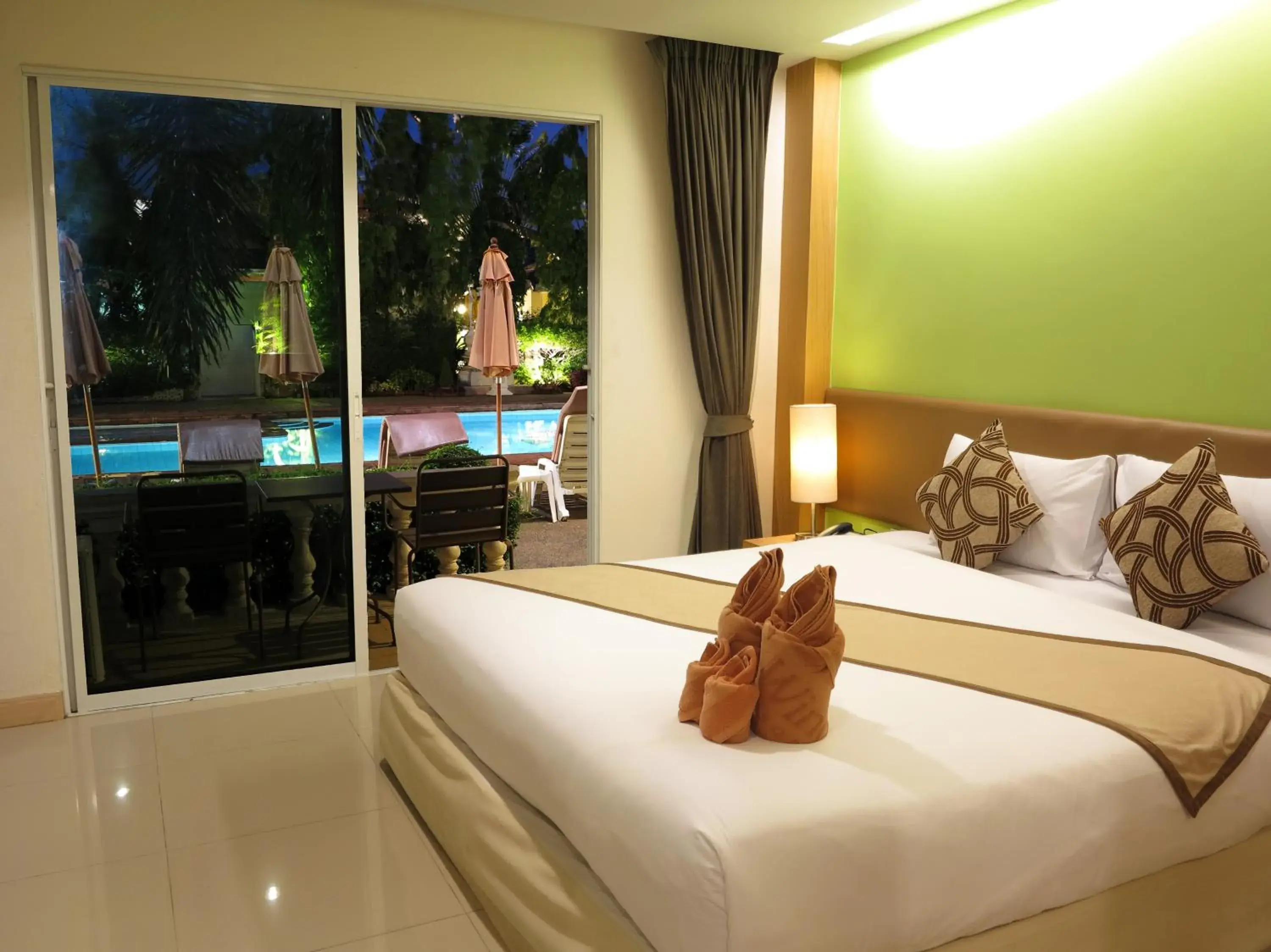 Deluxe Double Room - Pool Side in Windmill Resort Hotel Pattaya Deluxe Double Room - Pool Side in Windmill Resort Hotel Pattaya