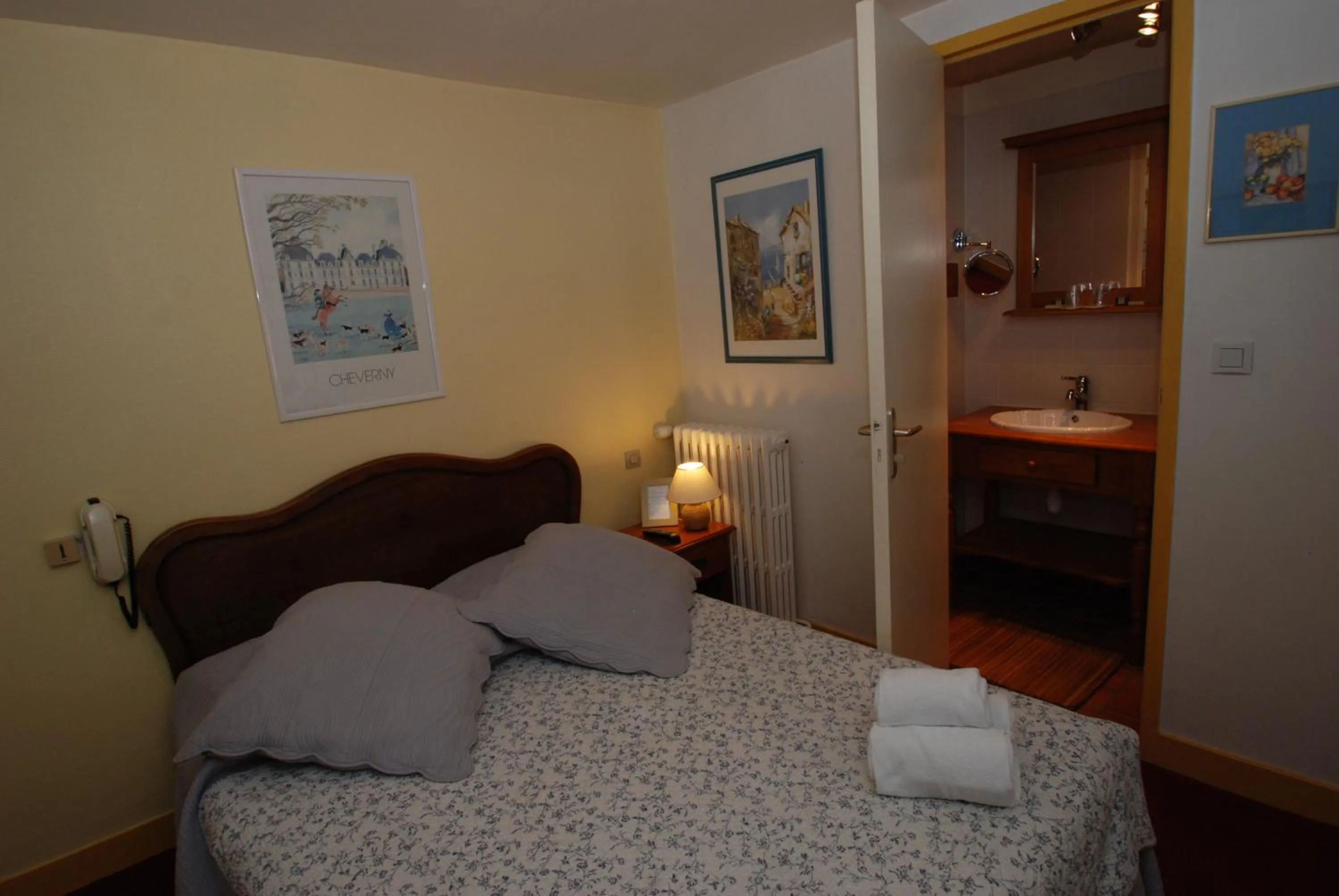 Bed in Logis Cote Loire - Auberge Ligerienne