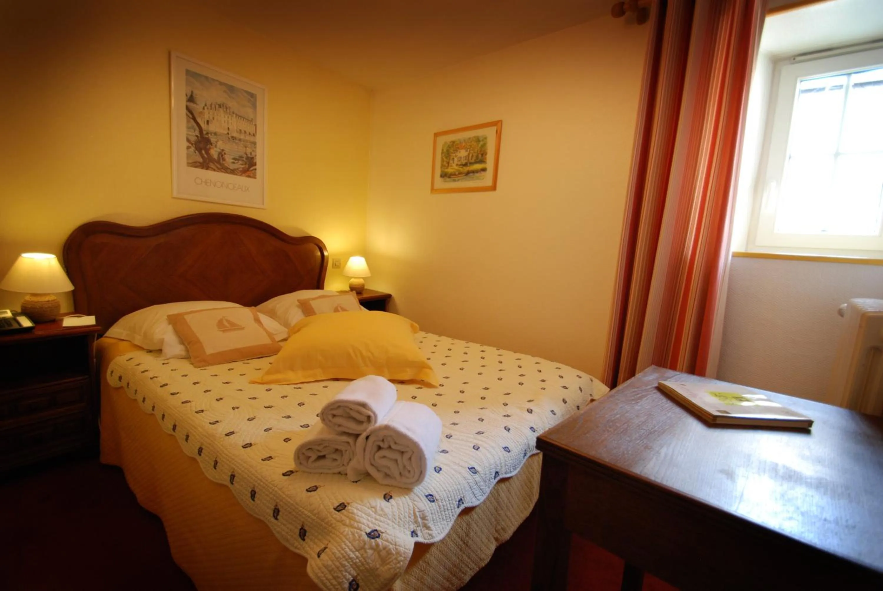 Bed in Logis Cote Loire - Auberge Ligerienne