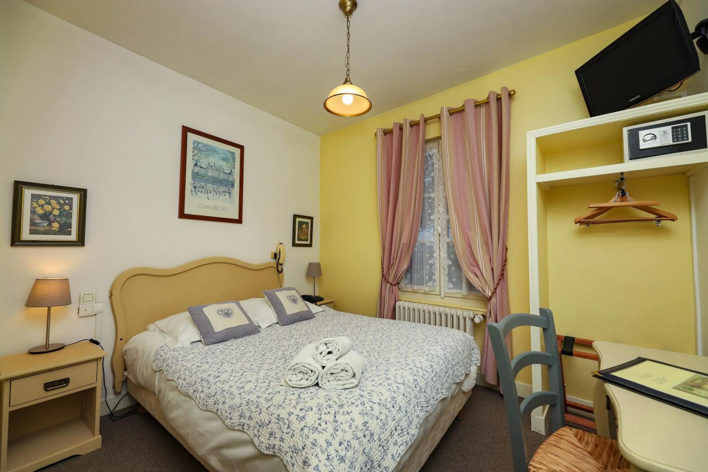 Bed in Logis Cote Loire - Auberge Ligerienne