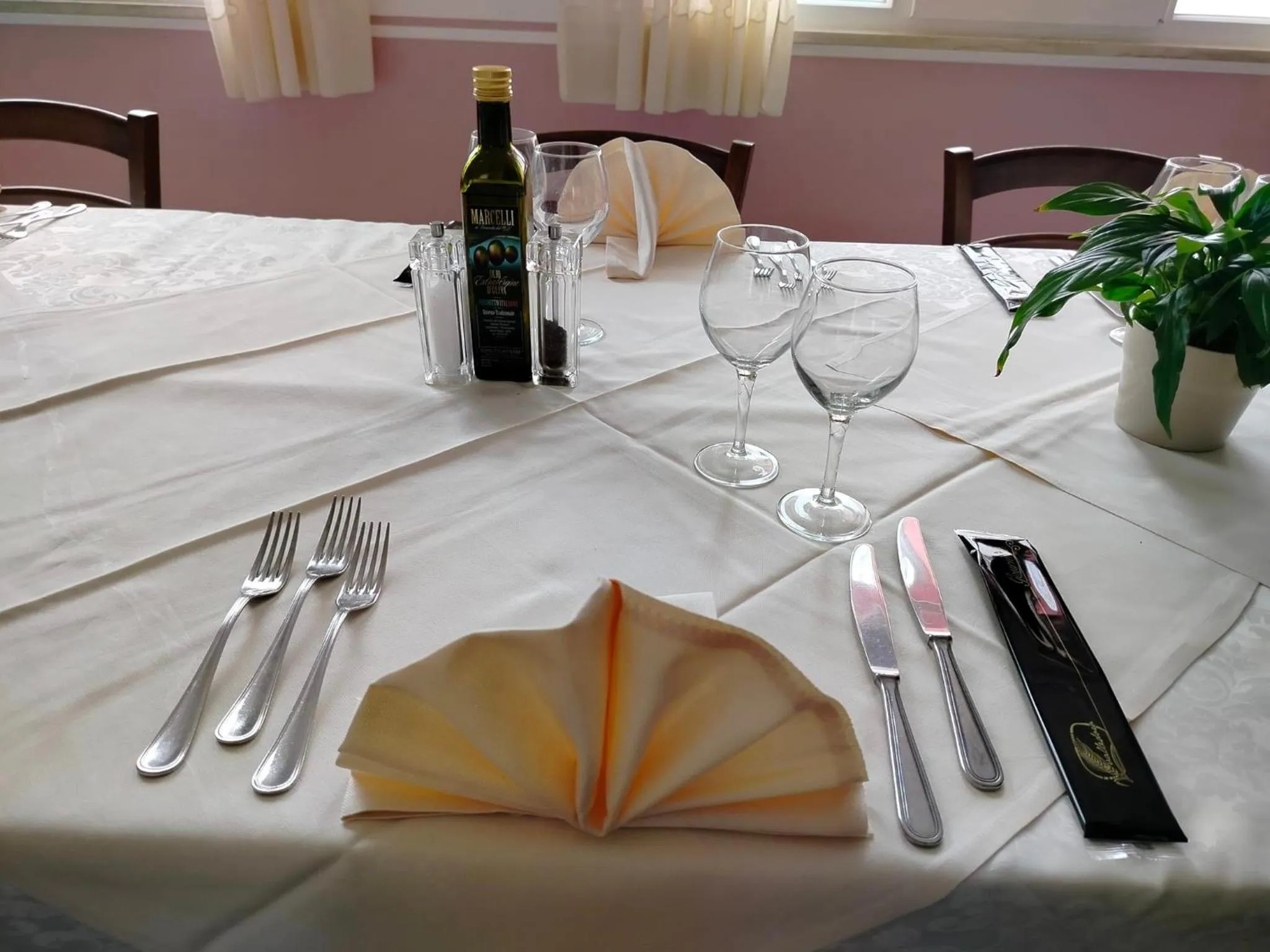 Restaurant/places to eat in Hotel Sporting