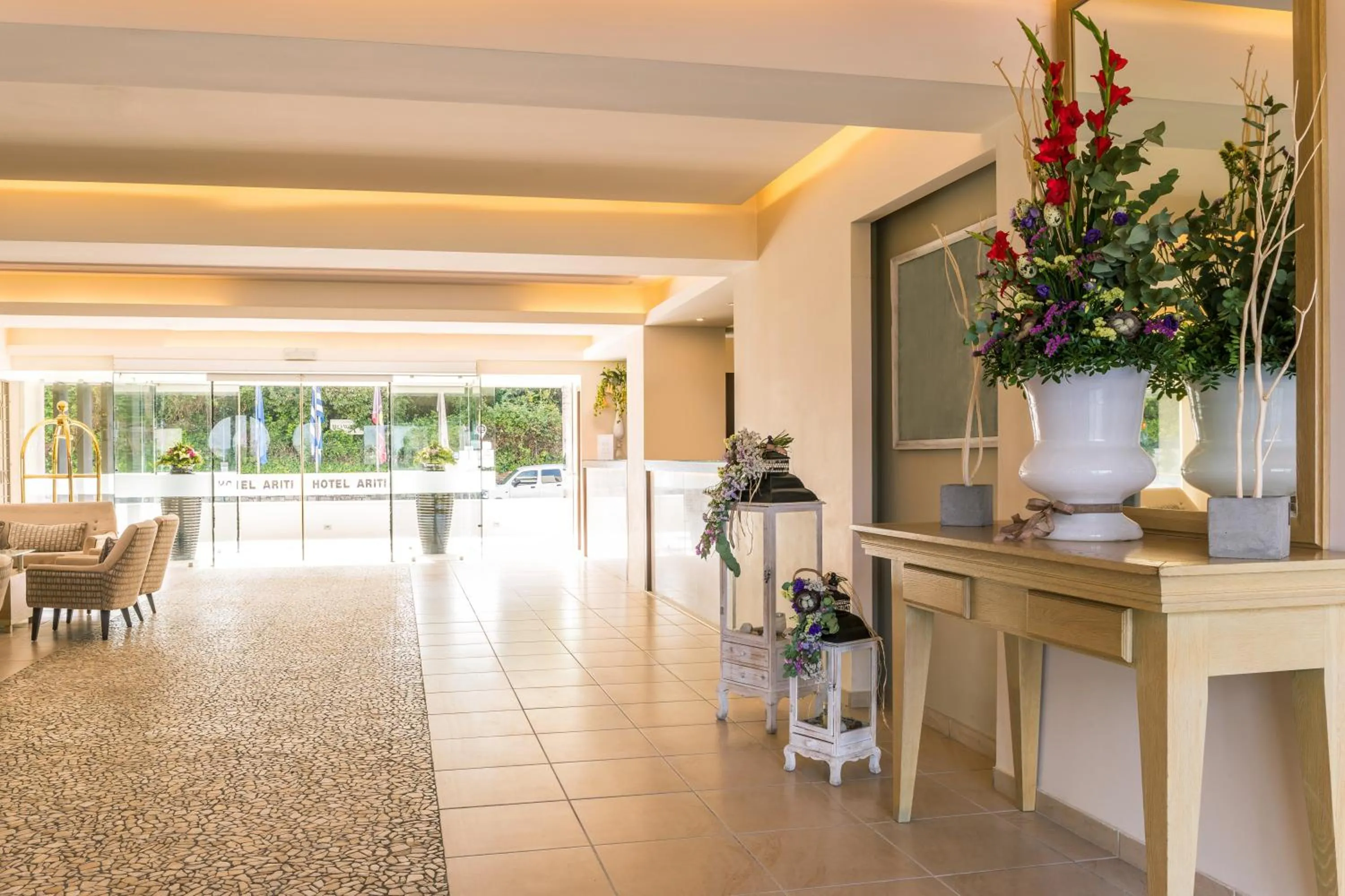 Text overlay in Ariti Grand Hotel