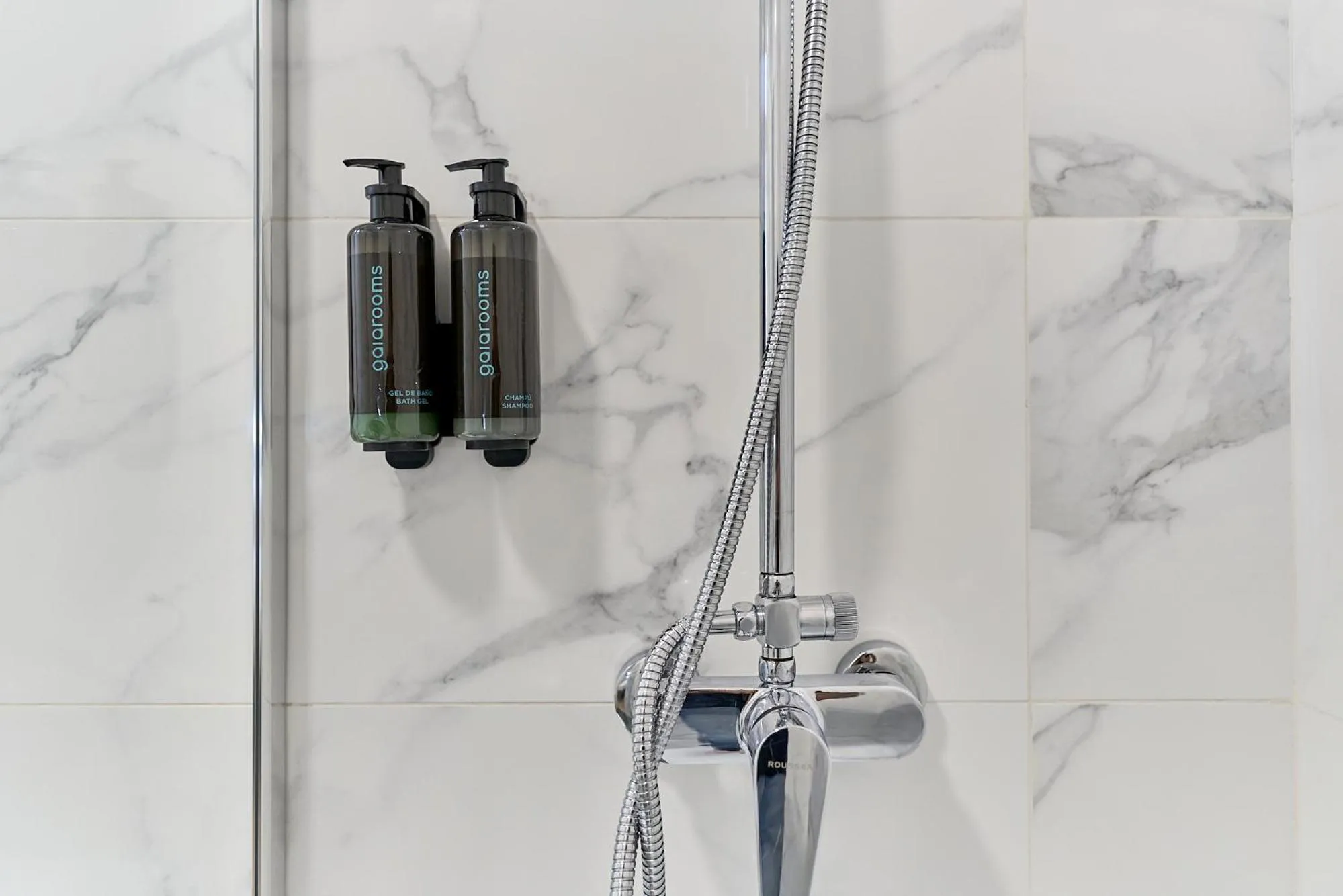 Shower in Hostal Carmen by gaiarooms