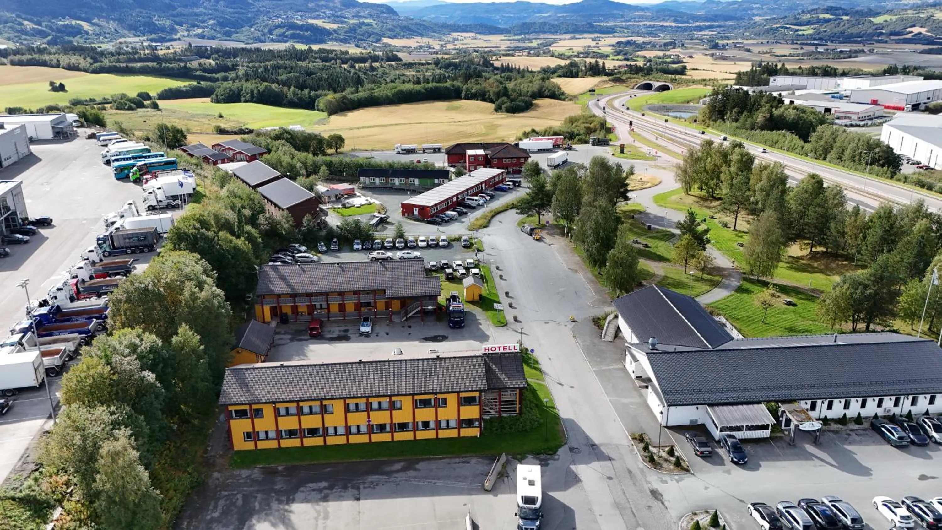 Property building in Sandmoen Bed & Breakfast, Free Parking