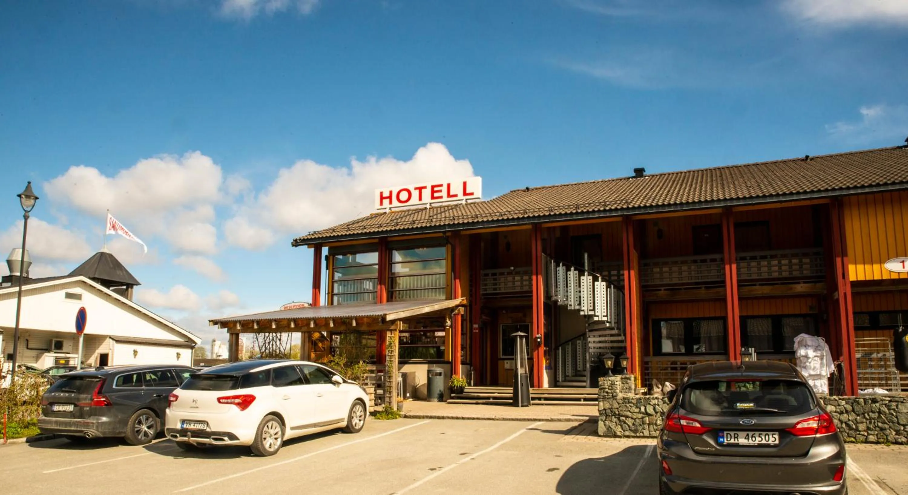 Property building in Sandmoen Bed & Breakfast, Free Parking