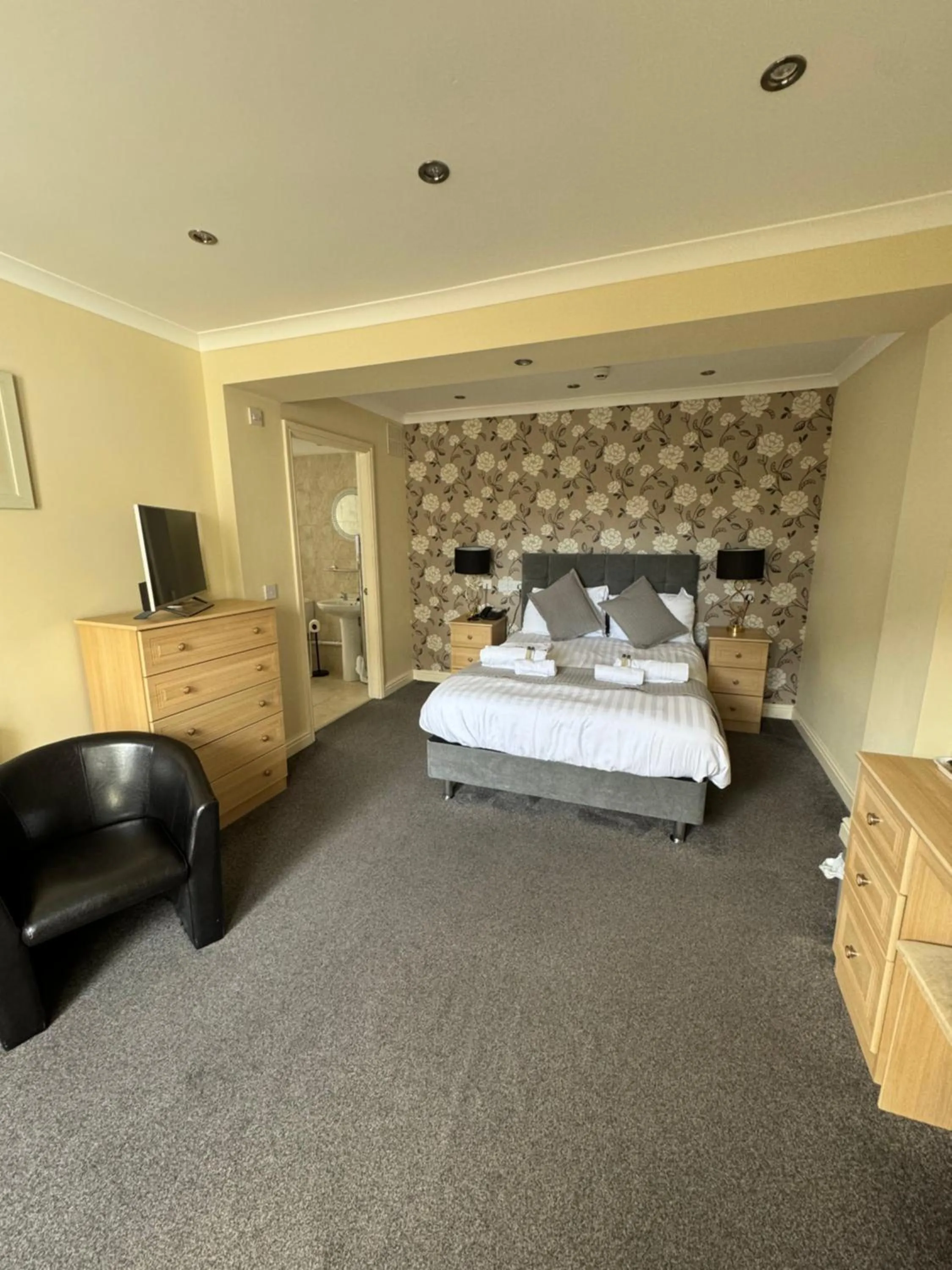 Bedroom, Bed in Winchmore Hotel
