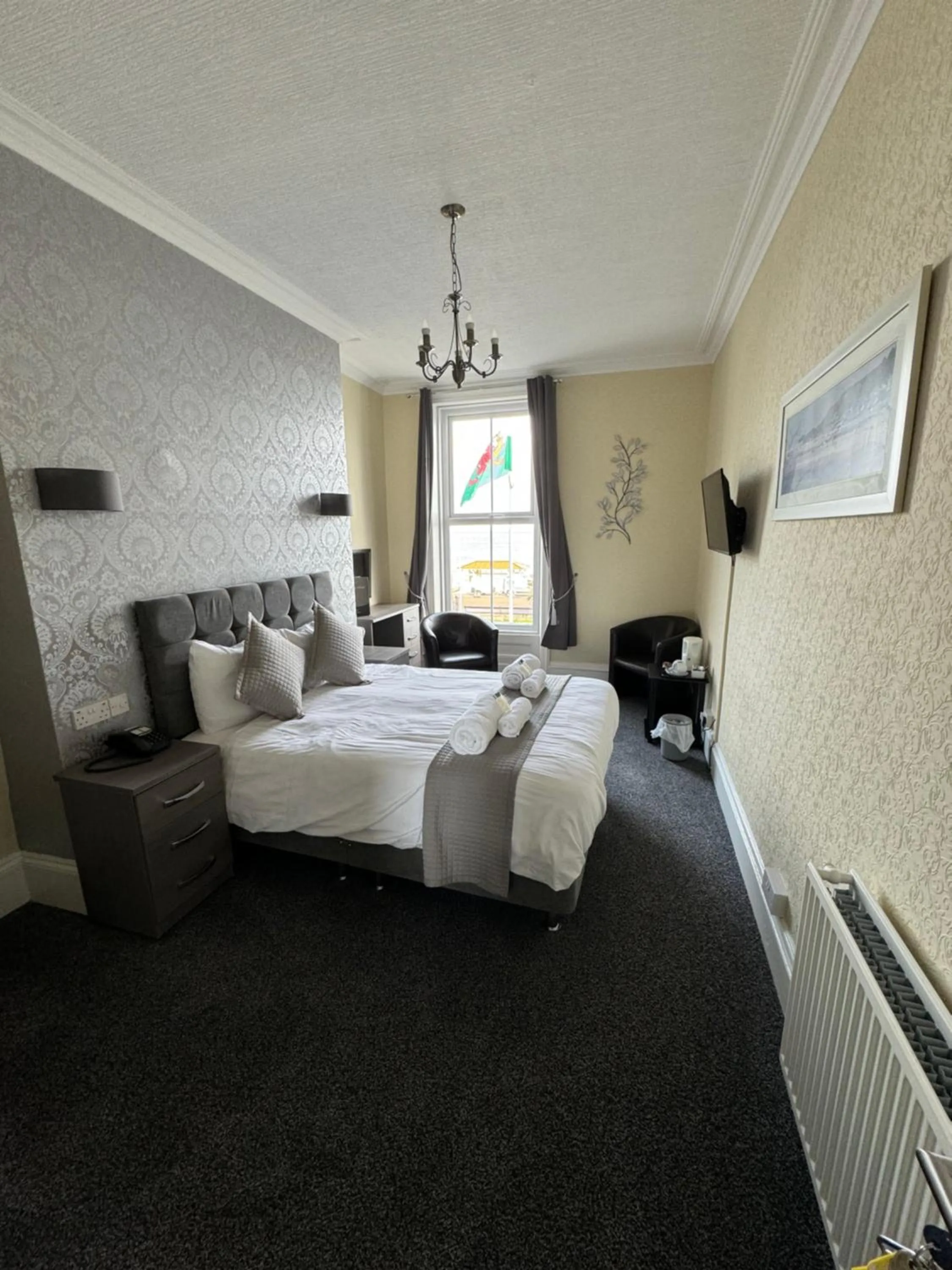 Photo of the whole room, Bed in Winchmore Hotel
