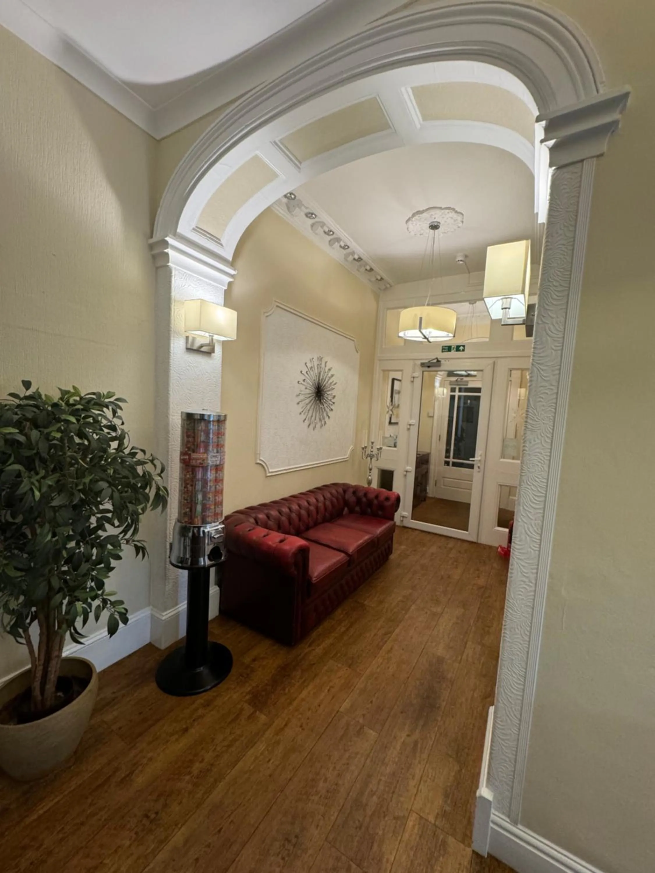 Seating area, Bed in Winchmore Hotel