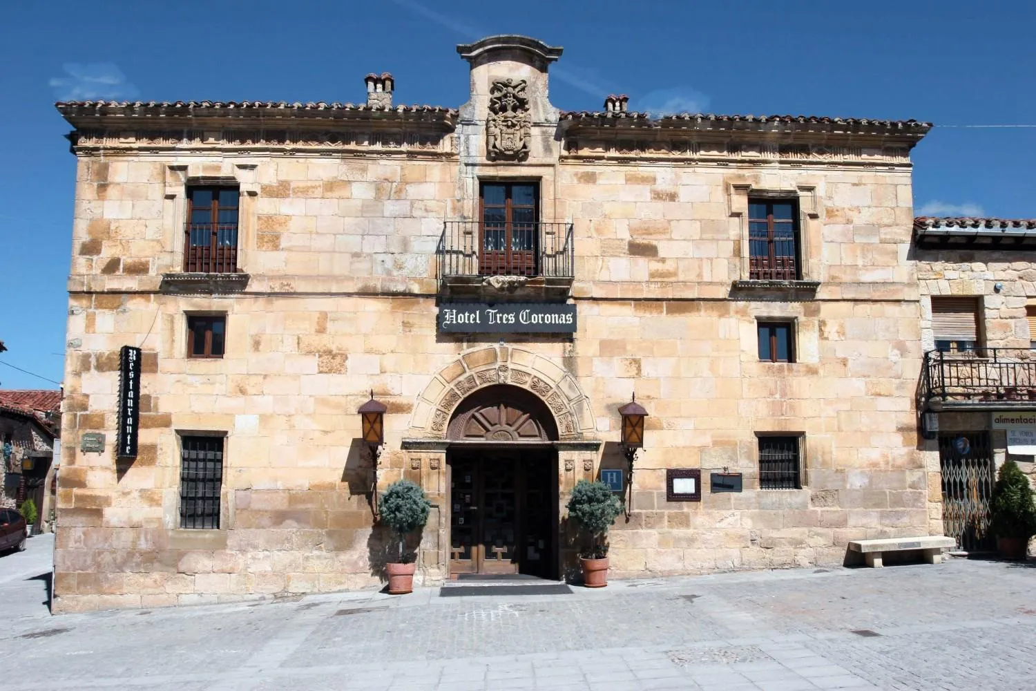 Facade/entrance in Hotel Tres Coronas de Silos