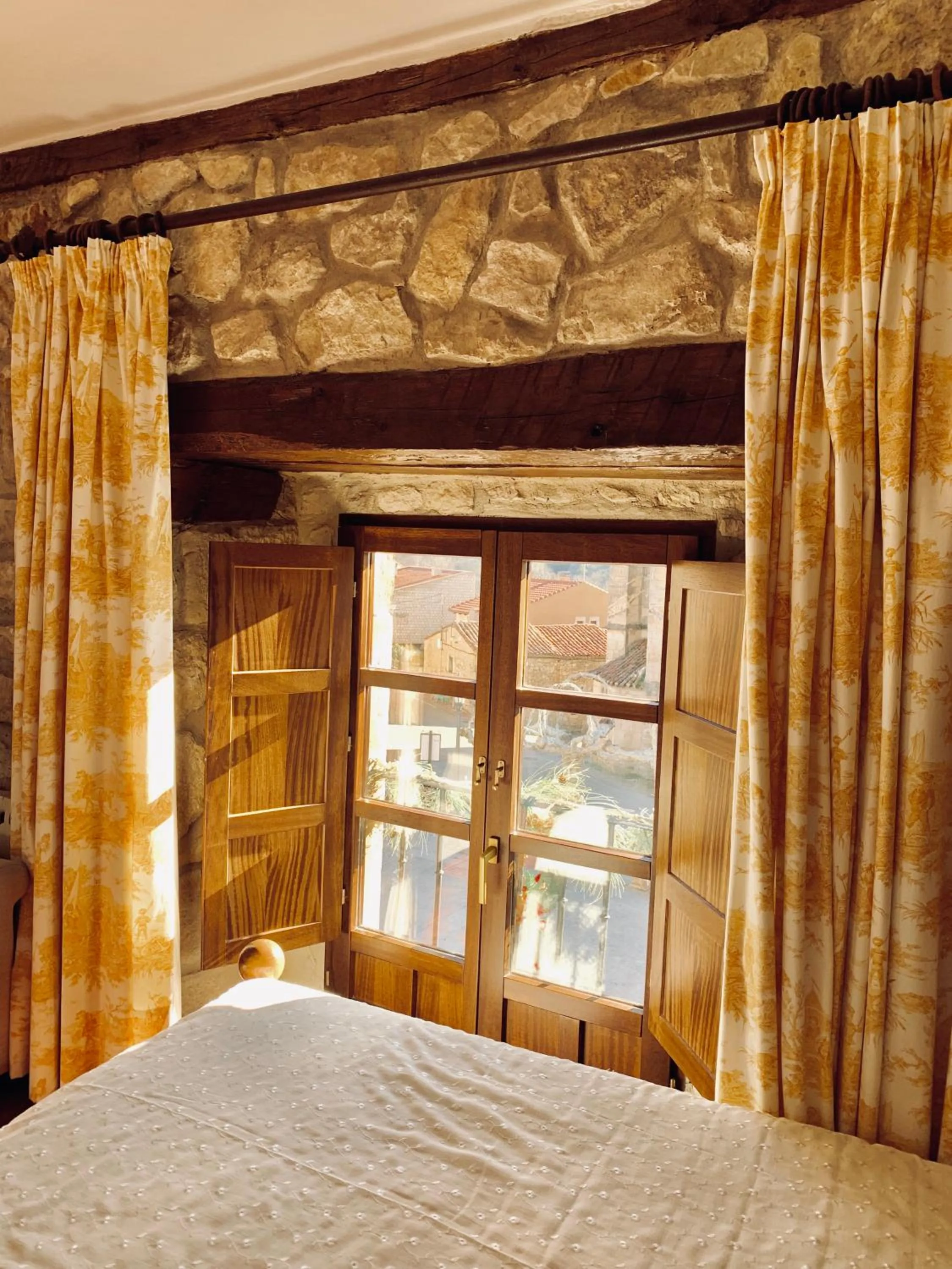 Bed in Hotel Tres Coronas de Silos