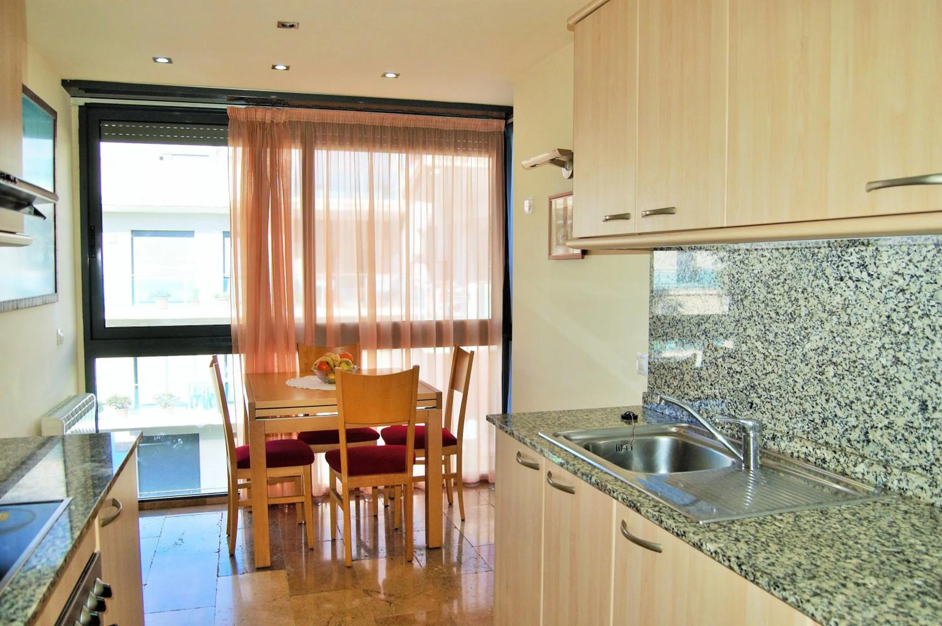 Kitchen or kitchenette in Apartamento Ainara Garden Family